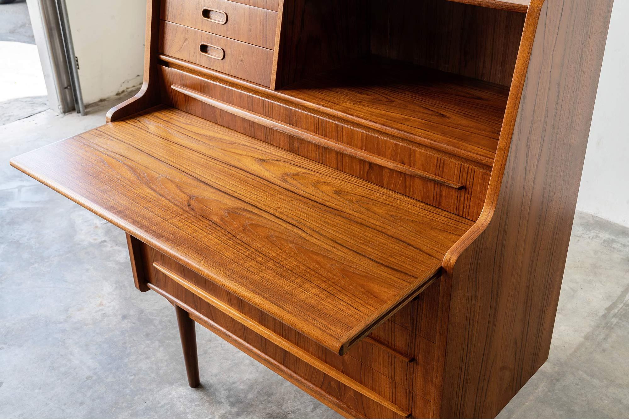 Dänische Mid-Century Modern  Multifunktionaler Sekretär mit Hidden Desk & Vanity 4