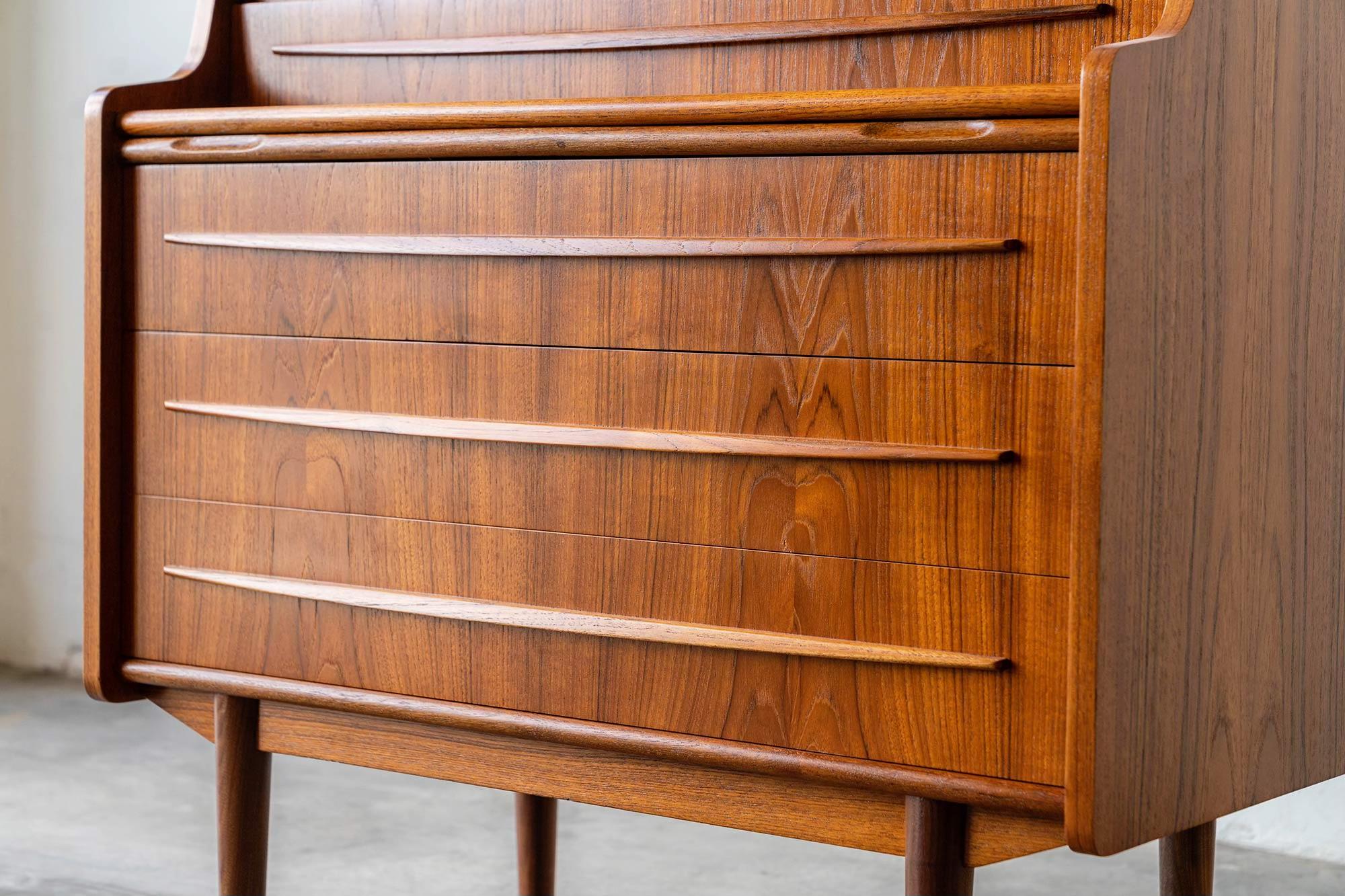 Dänische Mid-Century Modern  Multifunktionaler Sekretär mit Hidden Desk & Vanity 7