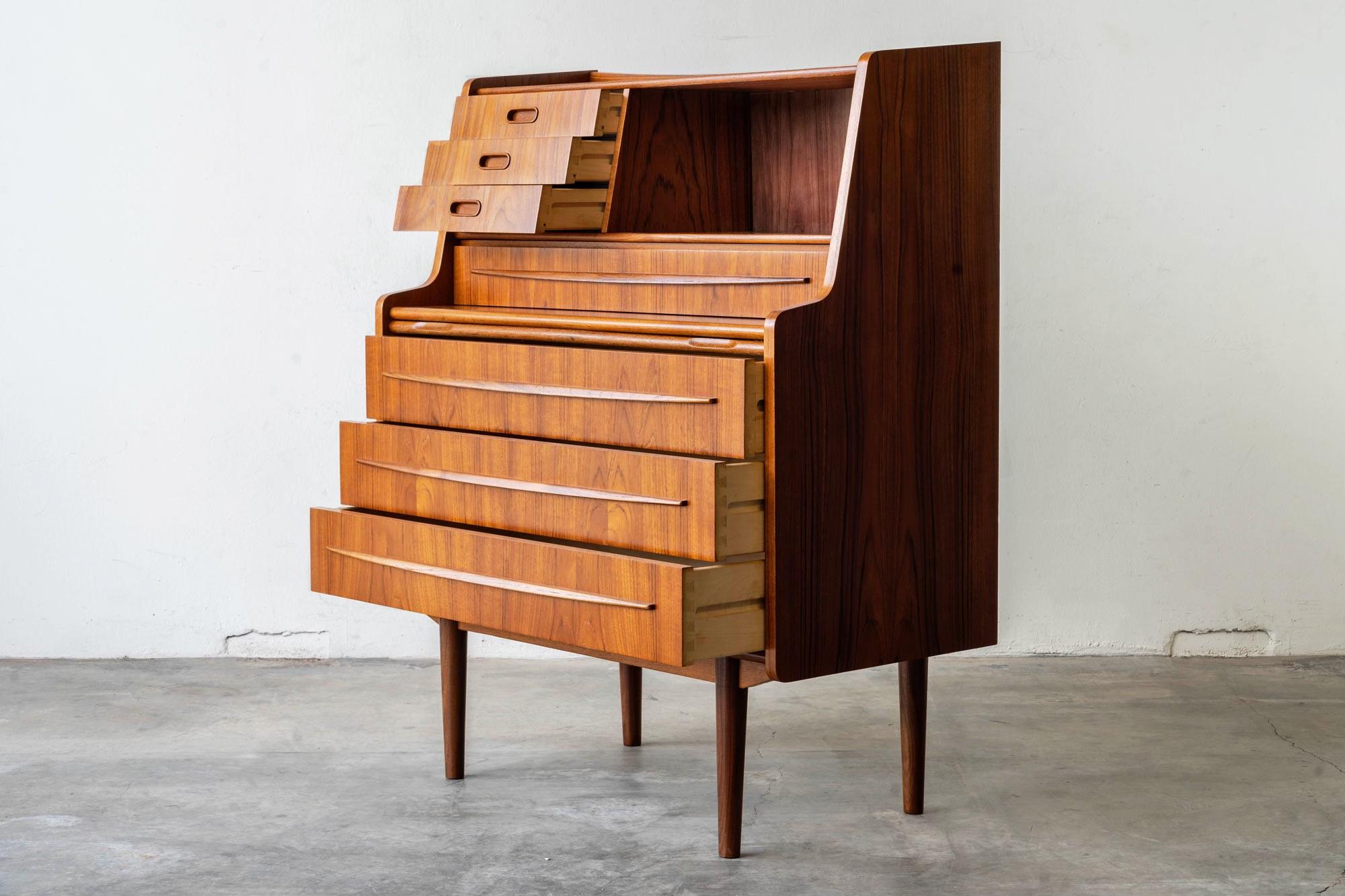 Dänische Mid-Century Modern  Multifunktionaler Sekretär mit Hidden Desk & Vanity 8