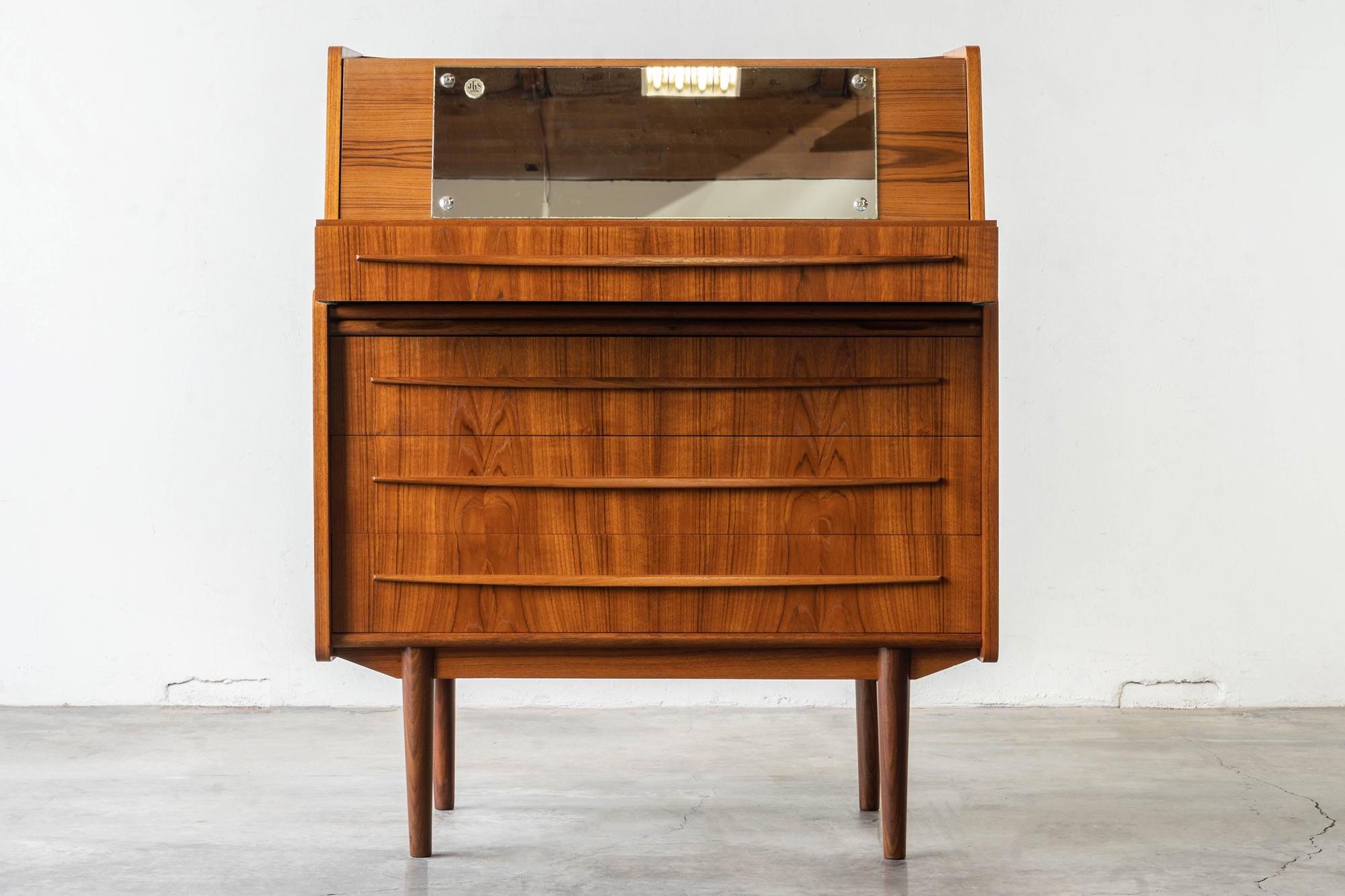 Dänische Mid-Century Modern  Multifunktionaler Sekretär mit Hidden Desk & Vanity (Moderne der Mitte des Jahrhunderts)