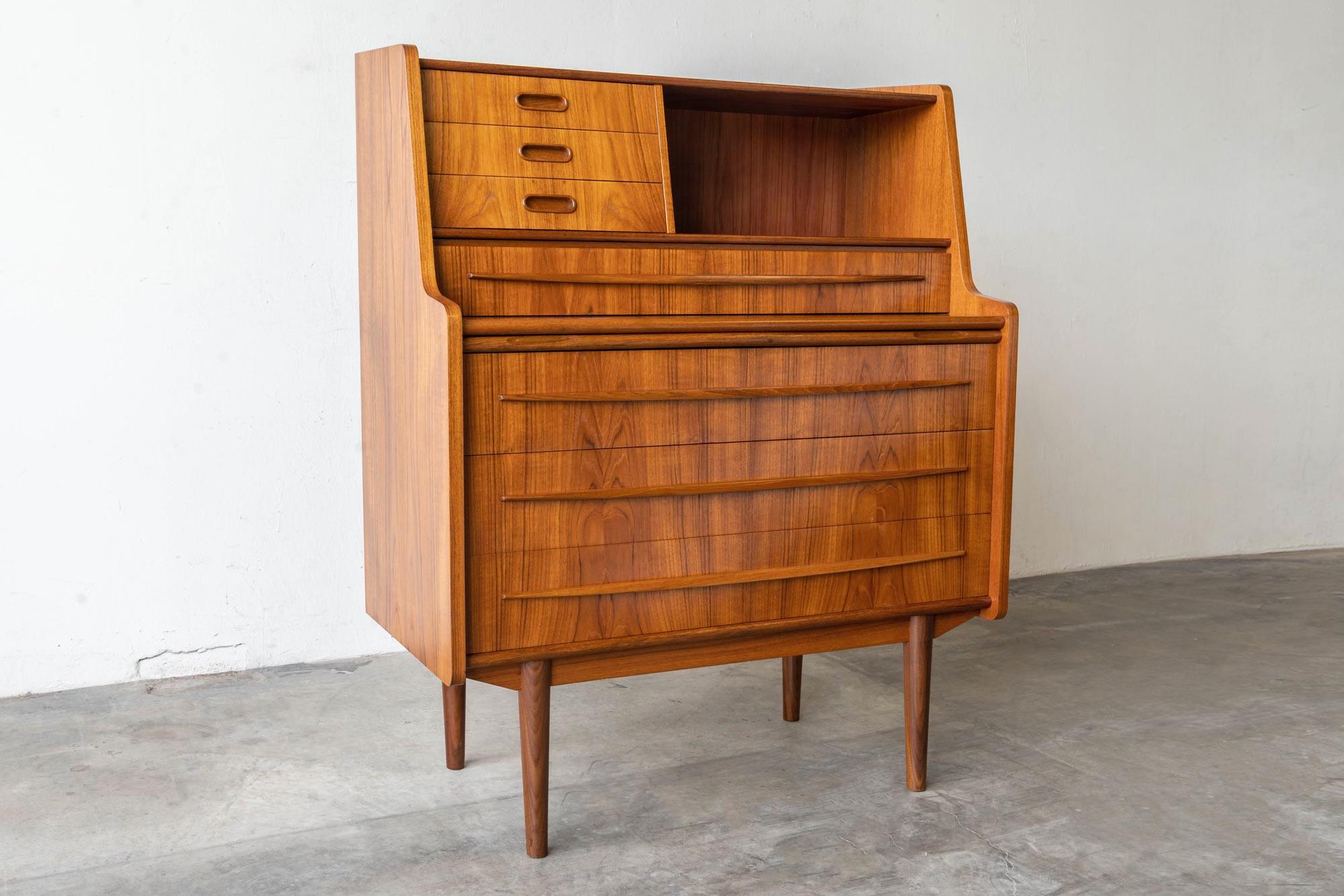 Dänische Mid-Century Modern  Multifunktionaler Sekretär mit Hidden Desk & Vanity im Zustand „Gut“ in Las Vegas, NV