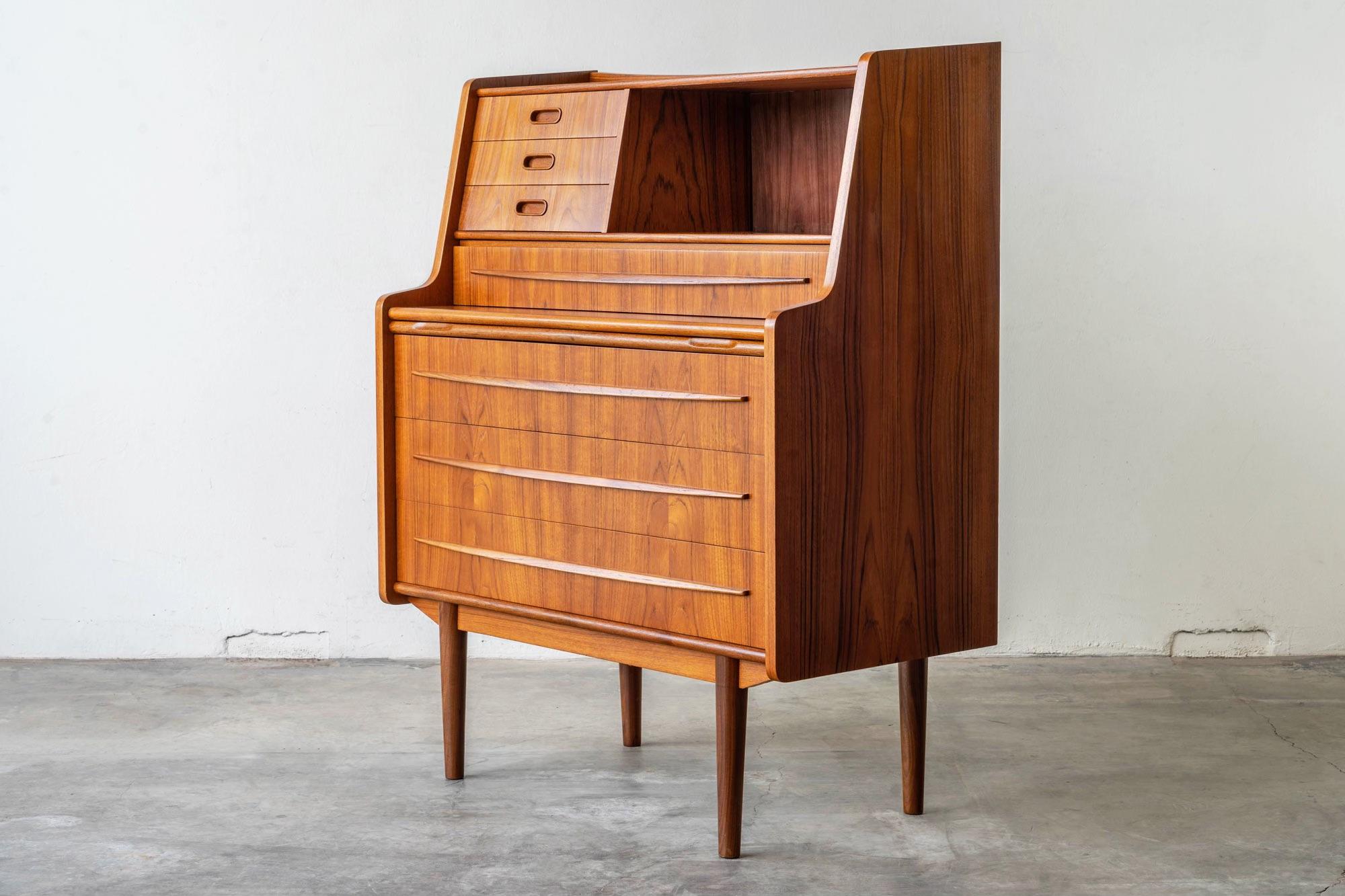 Dänische Mid-Century Modern  Multifunktionaler Sekretär mit Hidden Desk & Vanity (Mitte des 20. Jahrhunderts)