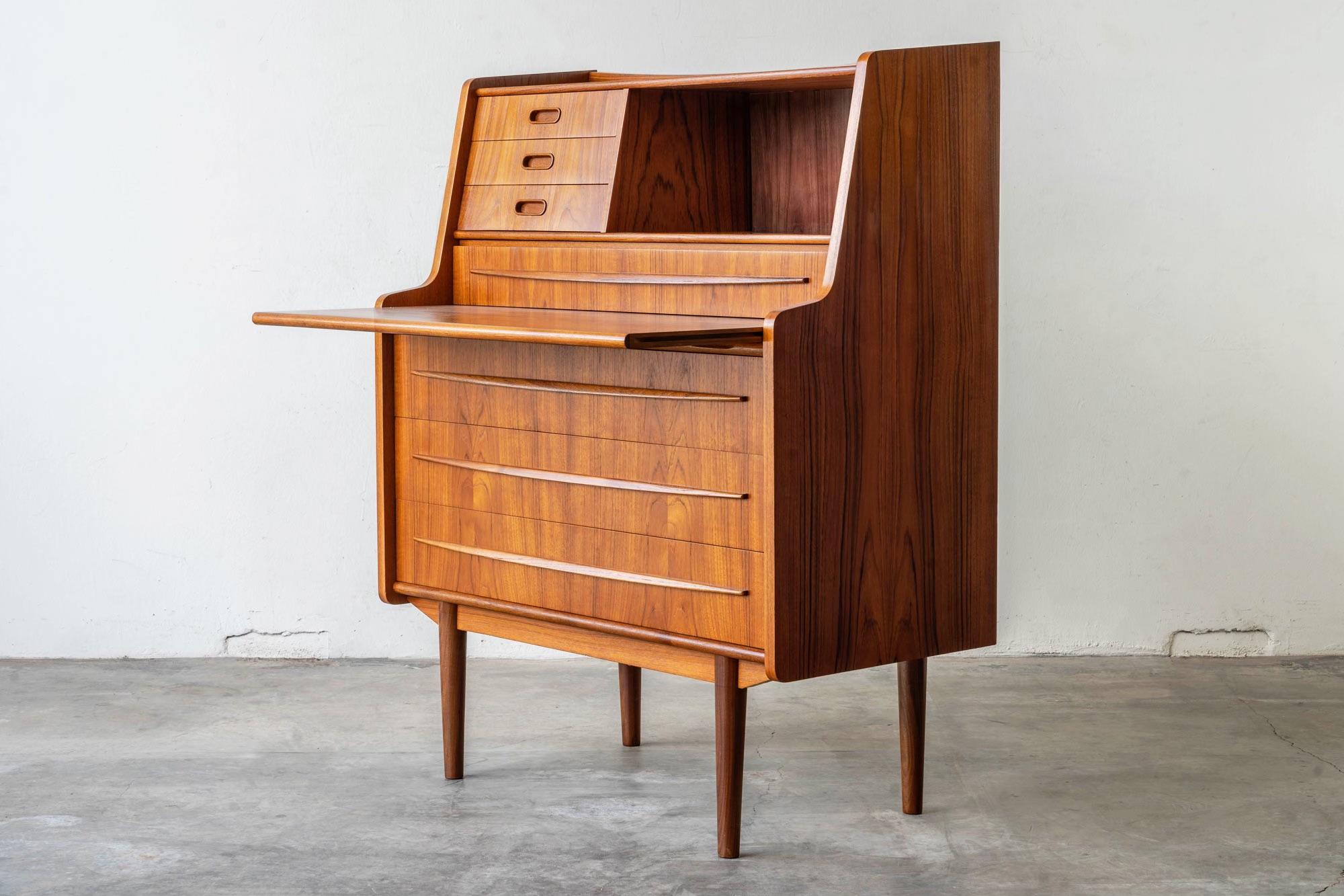 Dänische Mid-Century Modern  Multifunktionaler Sekretär mit Hidden Desk & Vanity (Teakholz)