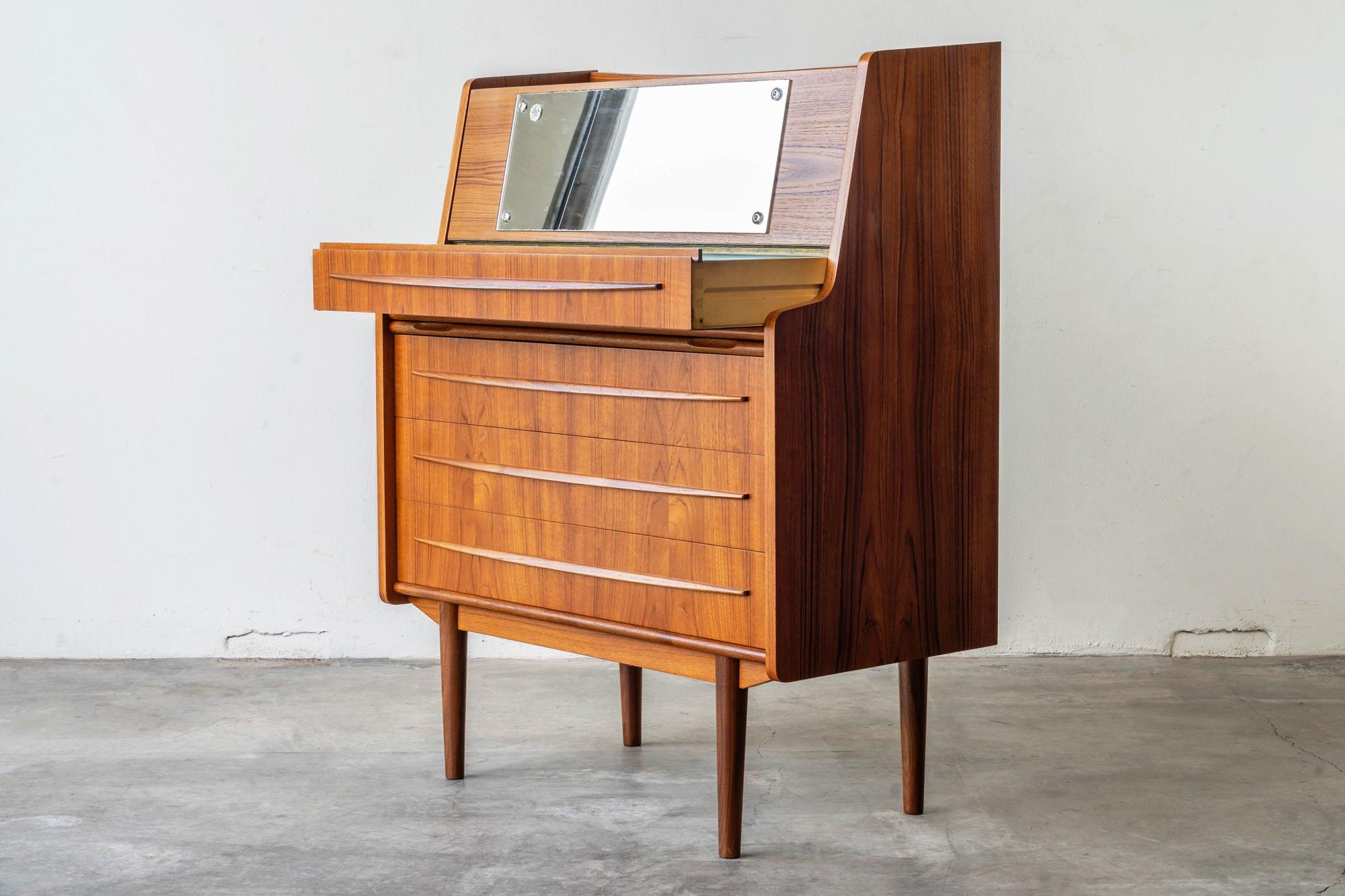 Dänische Mid-Century Modern  Multifunktionaler Sekretär mit Hidden Desk & Vanity 1