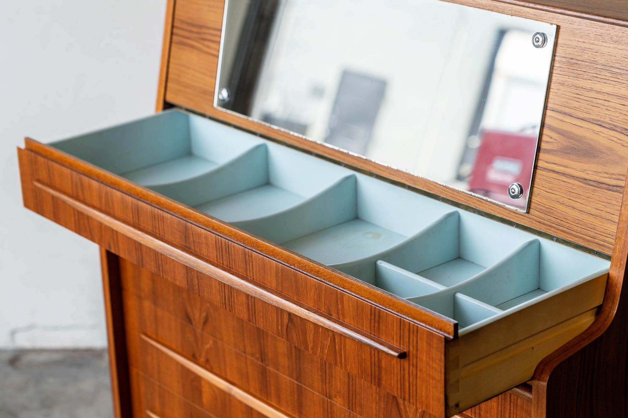 Dänische Mid-Century Modern  Multifunktionaler Sekretär mit Hidden Desk & Vanity 2