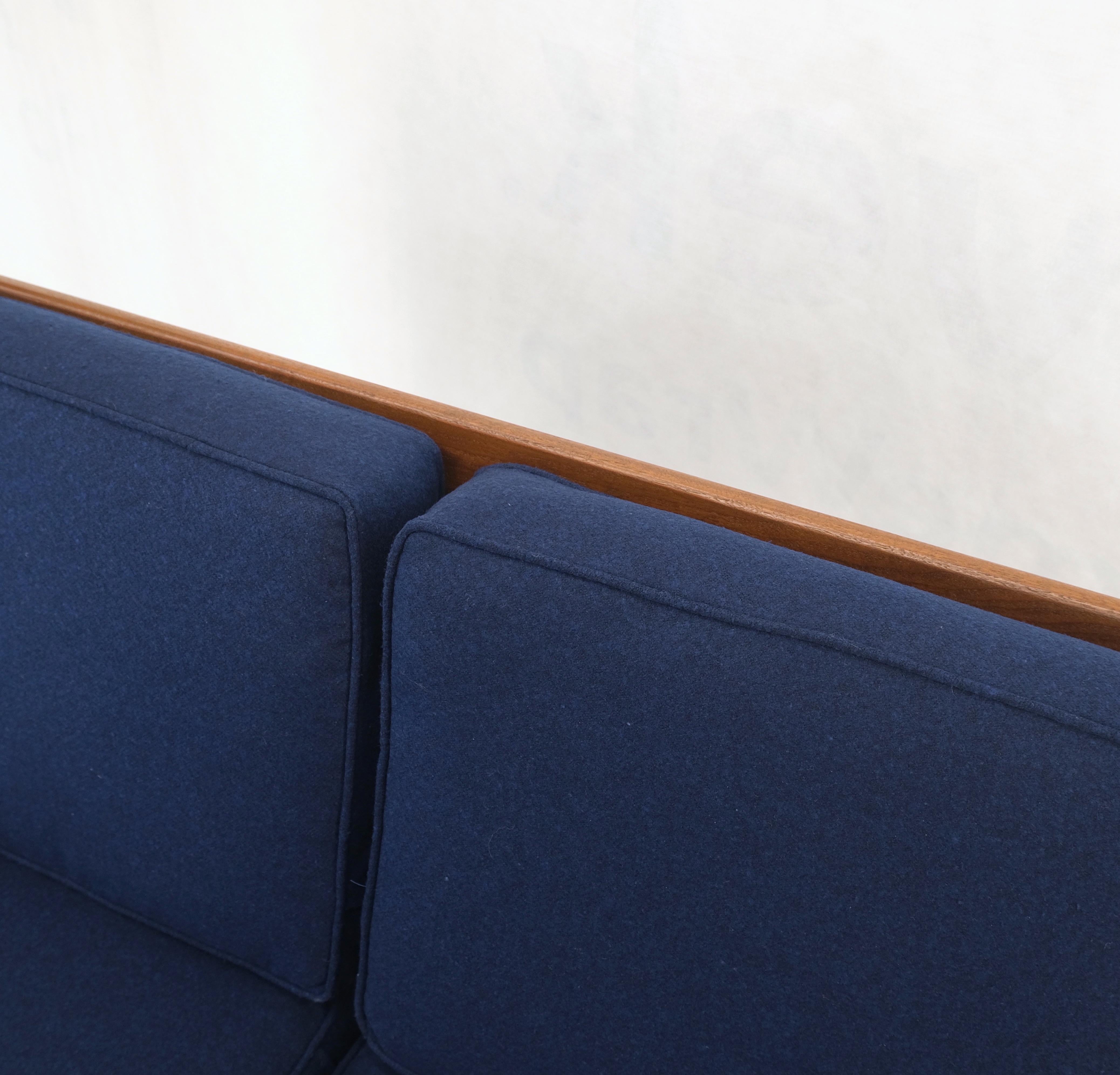 Dänisches Mid-Century Modern-Sofa und Stuhl-Set mit neu gepolsterten Nussbaumholzrahmen, Mint! im Angebot 3
