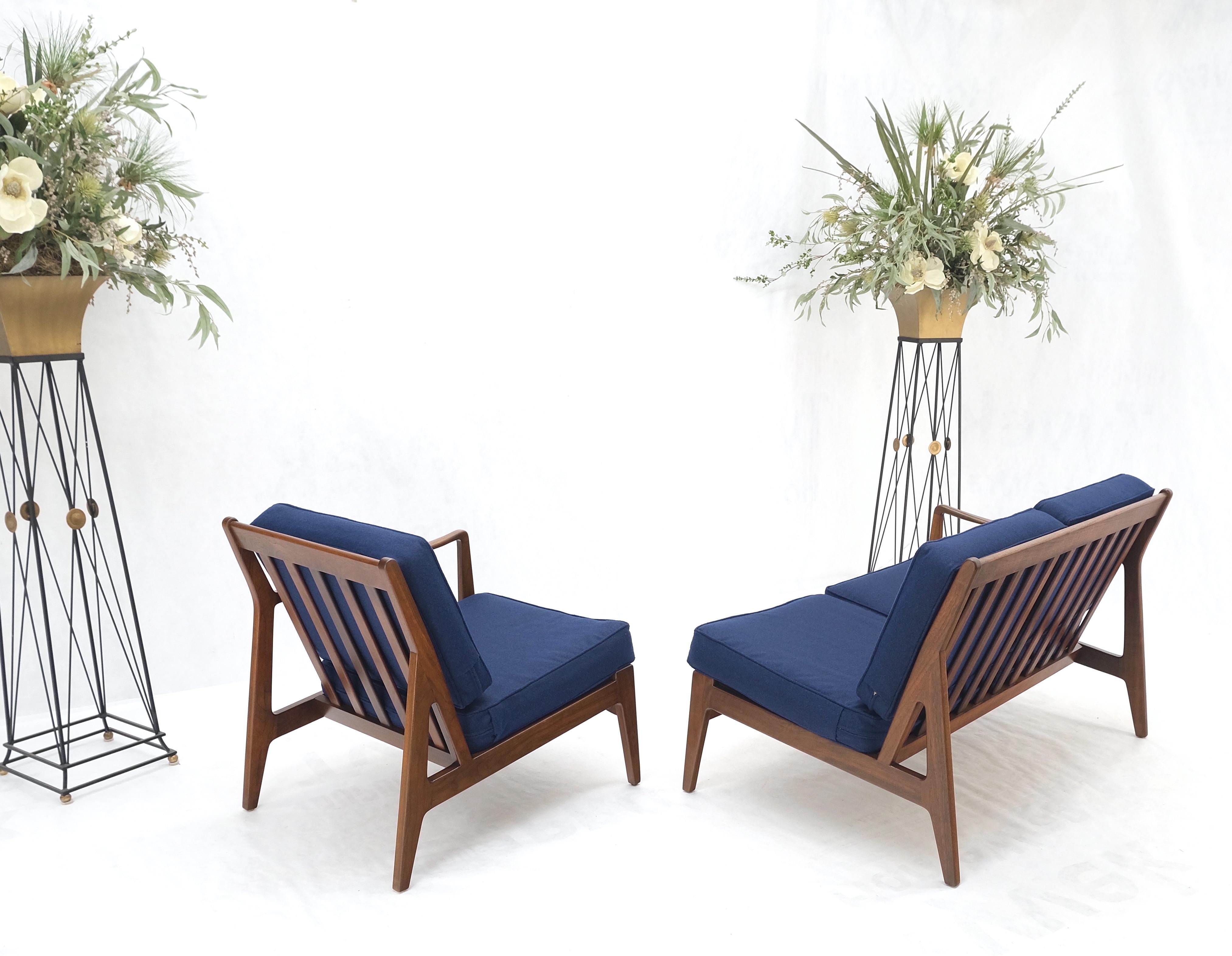 Mid-Century moderno Divano e sedia danese con struttura in legno di noce, nuovo e imbottito, Mint! in vendita