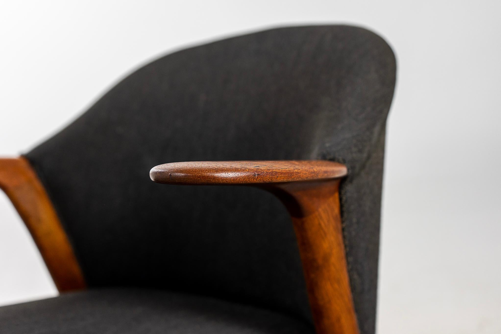 Scandinavian Modern Danish Mid-Century Modern Oak Armchair For Sale