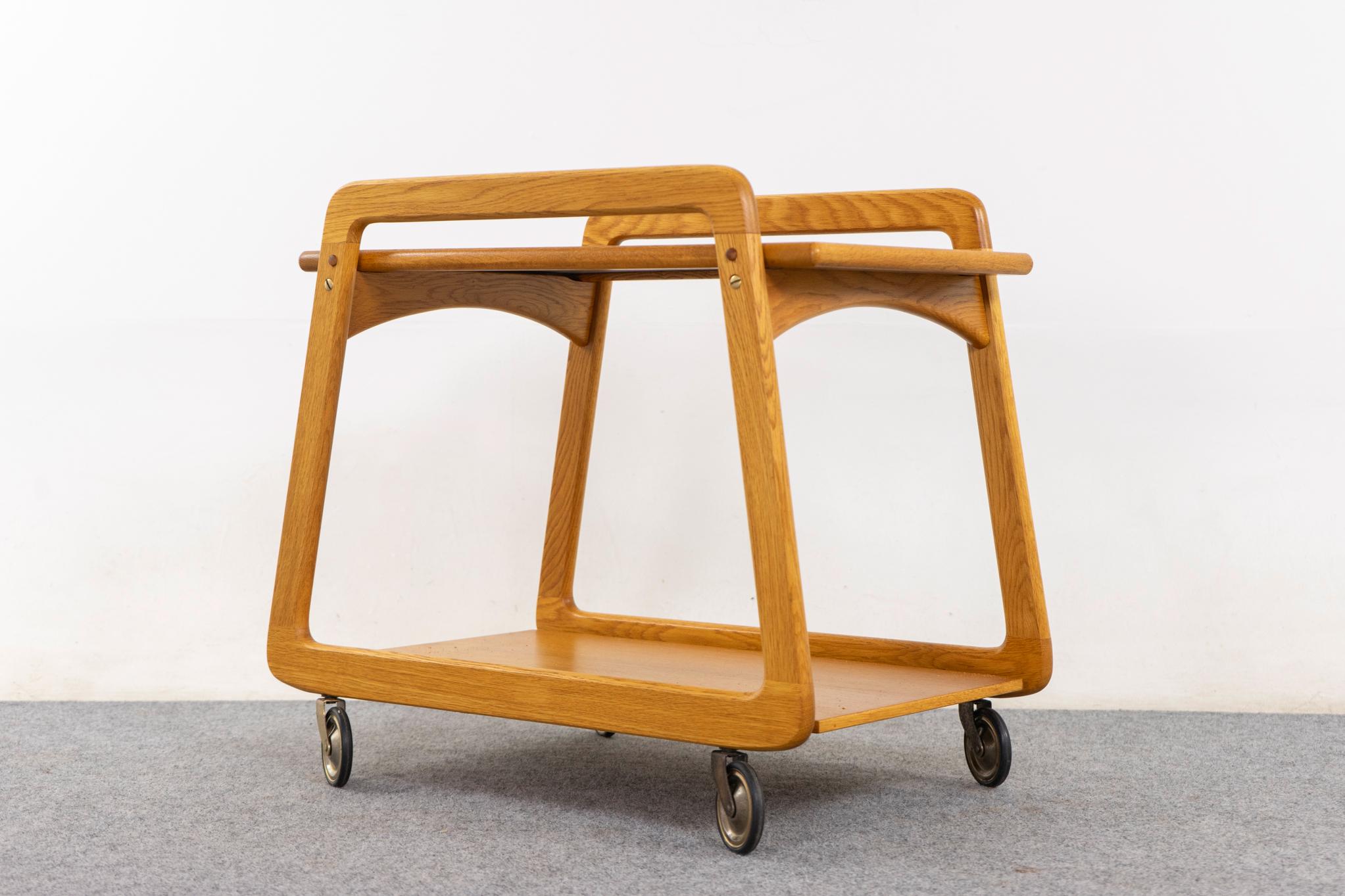 Milieu du XXe siècle Danish Mid-Century Modern Oak Bar Cart en vente