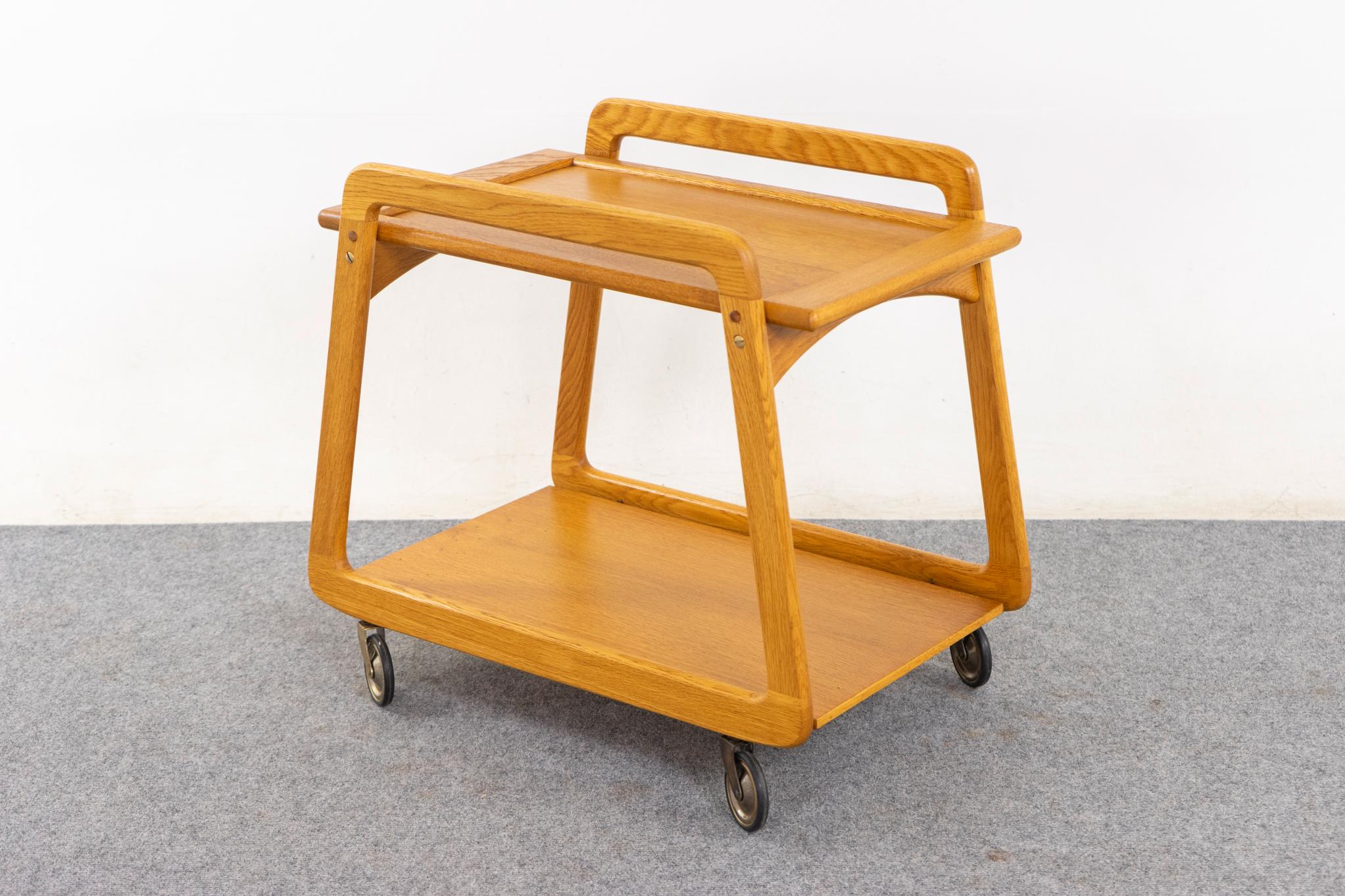 Chêne Danish Mid-Century Modern Oak Bar Cart en vente