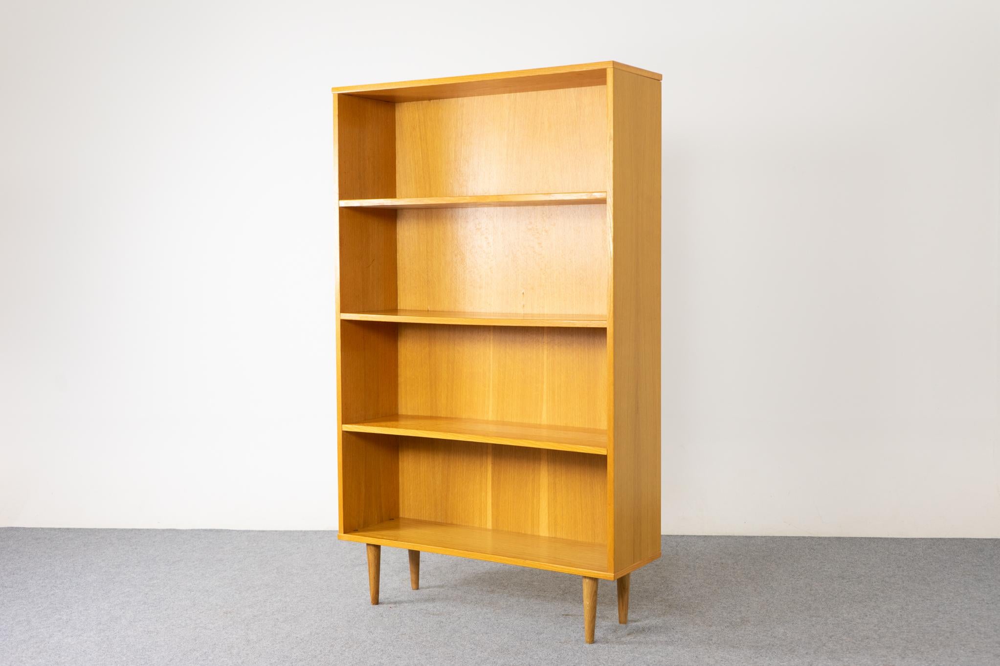 Placage Bibliothèque danoise en chêne moderne du milieu du siècle en vente