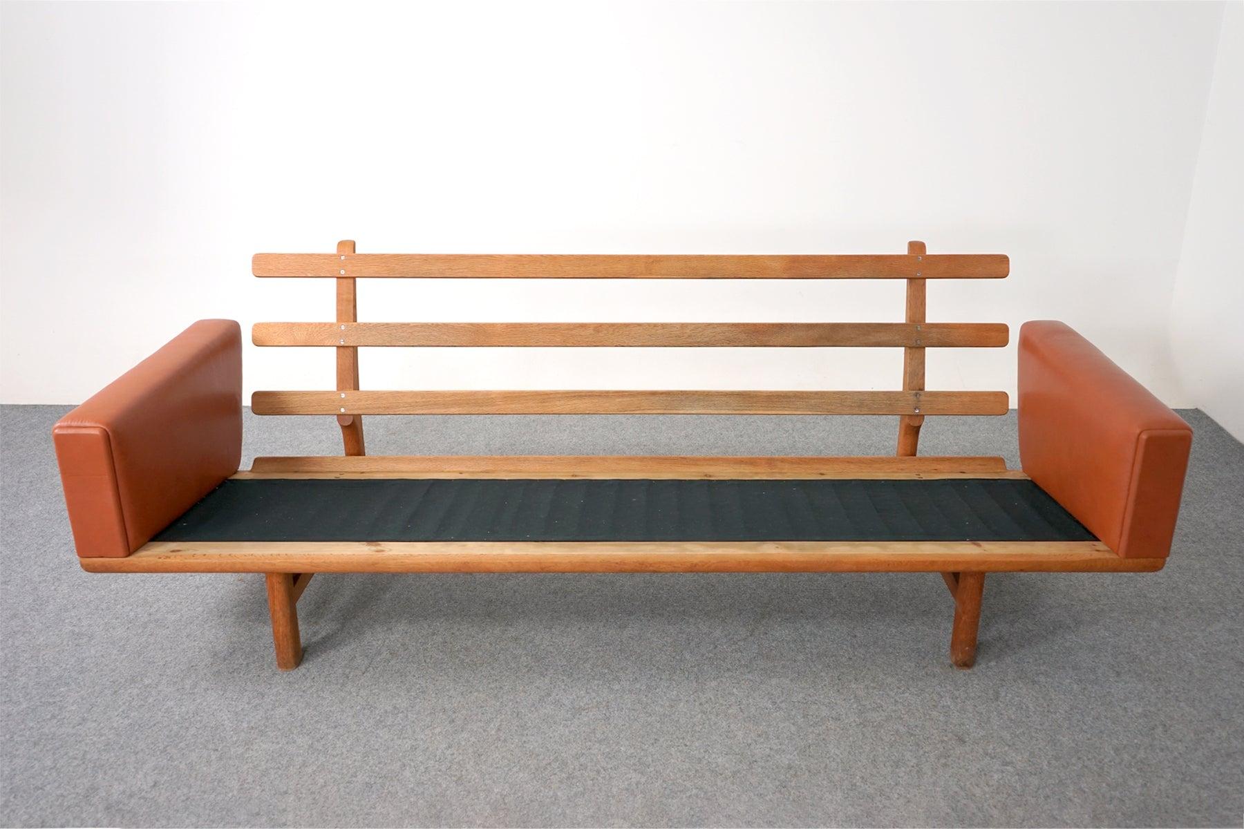 Dänisches Mid-Century Modern-Sofa aus Eiche und Leder GE 236/3 von Hans Wegner für GETAMA im Angebot 4