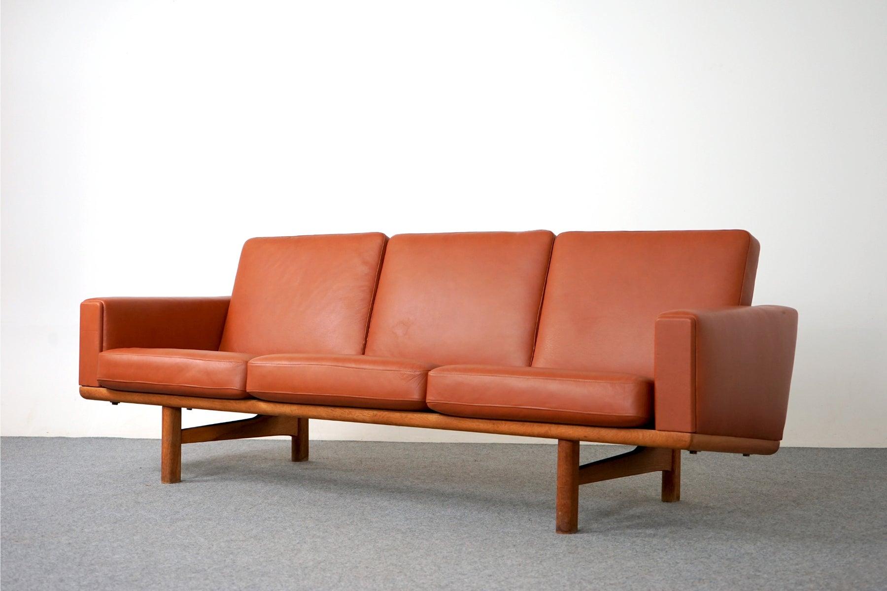 Divano danese di metà secolo moderno in Oak e pelle GE 236/3 di Hans Wegner per GETAMA In condizioni ottime in vendita a VANCOUVER, CA