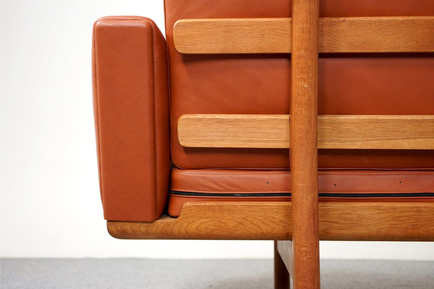 Pelle Divano danese di metà secolo moderno in Oak e pelle GE 236/3 di Hans Wegner per GETAMA in vendita