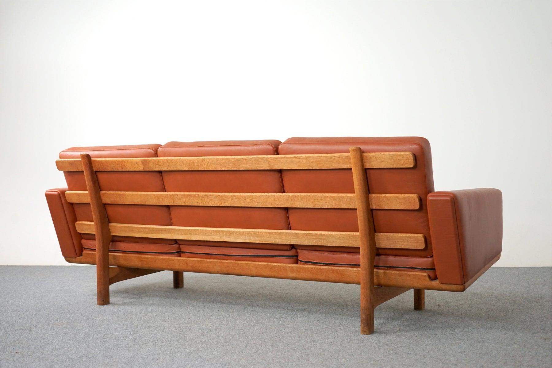 Divano danese di metà secolo moderno in Oak e pelle GE 236/3 di Hans Wegner per GETAMA in vendita 1