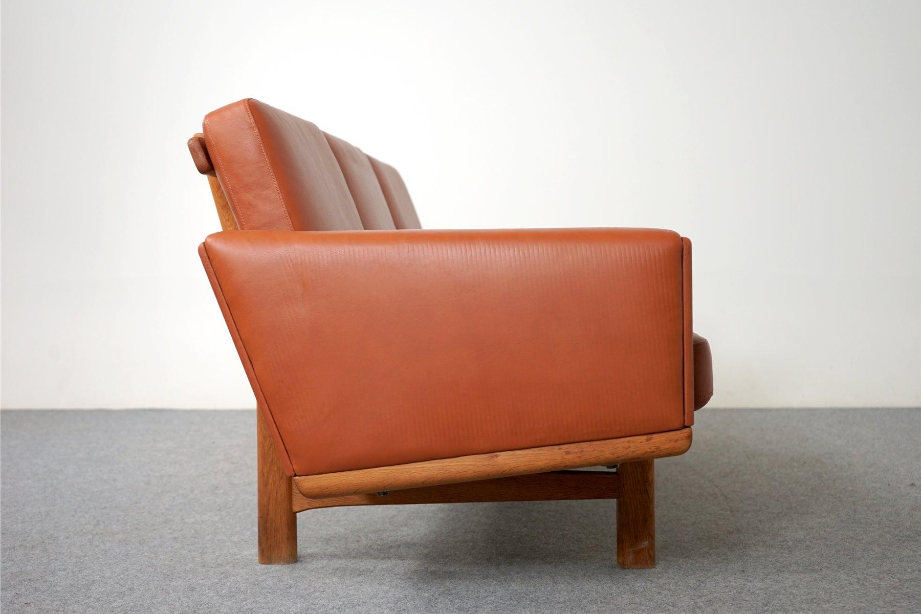 Dänisches Mid-Century Modern-Sofa aus Eiche und Leder GE 236/3 von Hans Wegner für GETAMA im Angebot 3