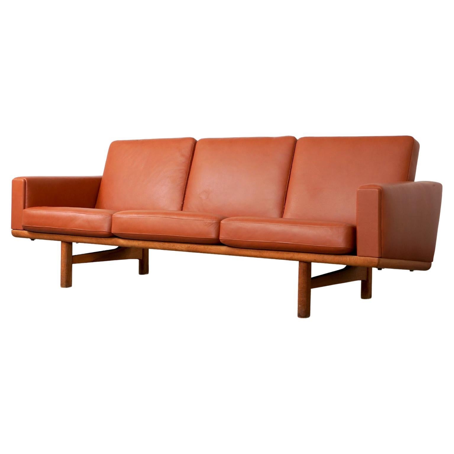 Dänisches Mid-Century Modern-Sofa aus Eiche und Leder GE 236/3 von Hans Wegner für GETAMA im Angebot