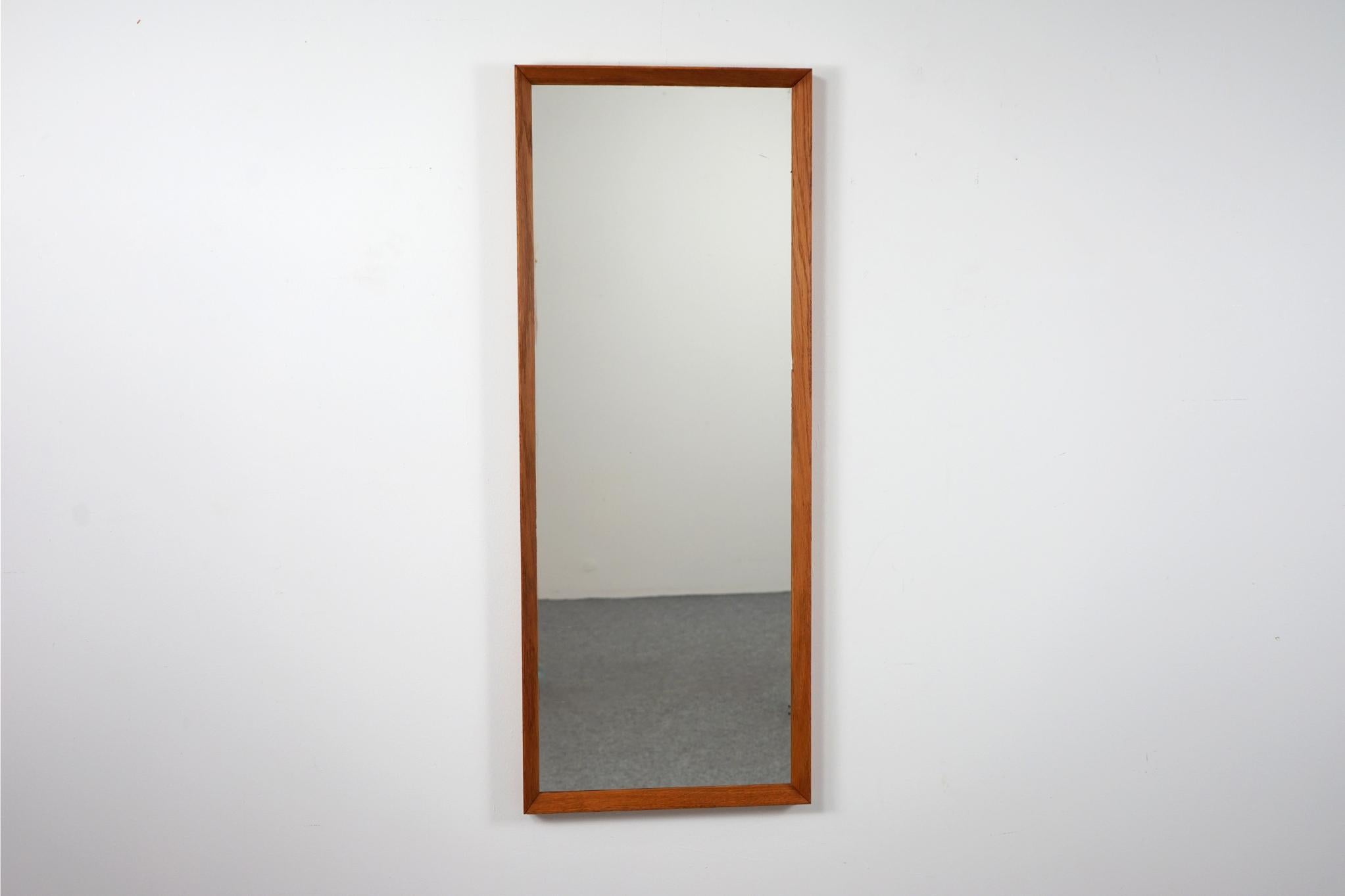 Dänischer moderner Spiegel aus Eiche, ca. 1960. Der Massivholzrahmen zeigt eine wunderschöne Maserung und der Spiegel hat sein Originalglas. Die perfekte Ergänzung für jedes Interieur, besonders in kleinen Wohnungen, Eigentumswohnungen und Lofts, wo