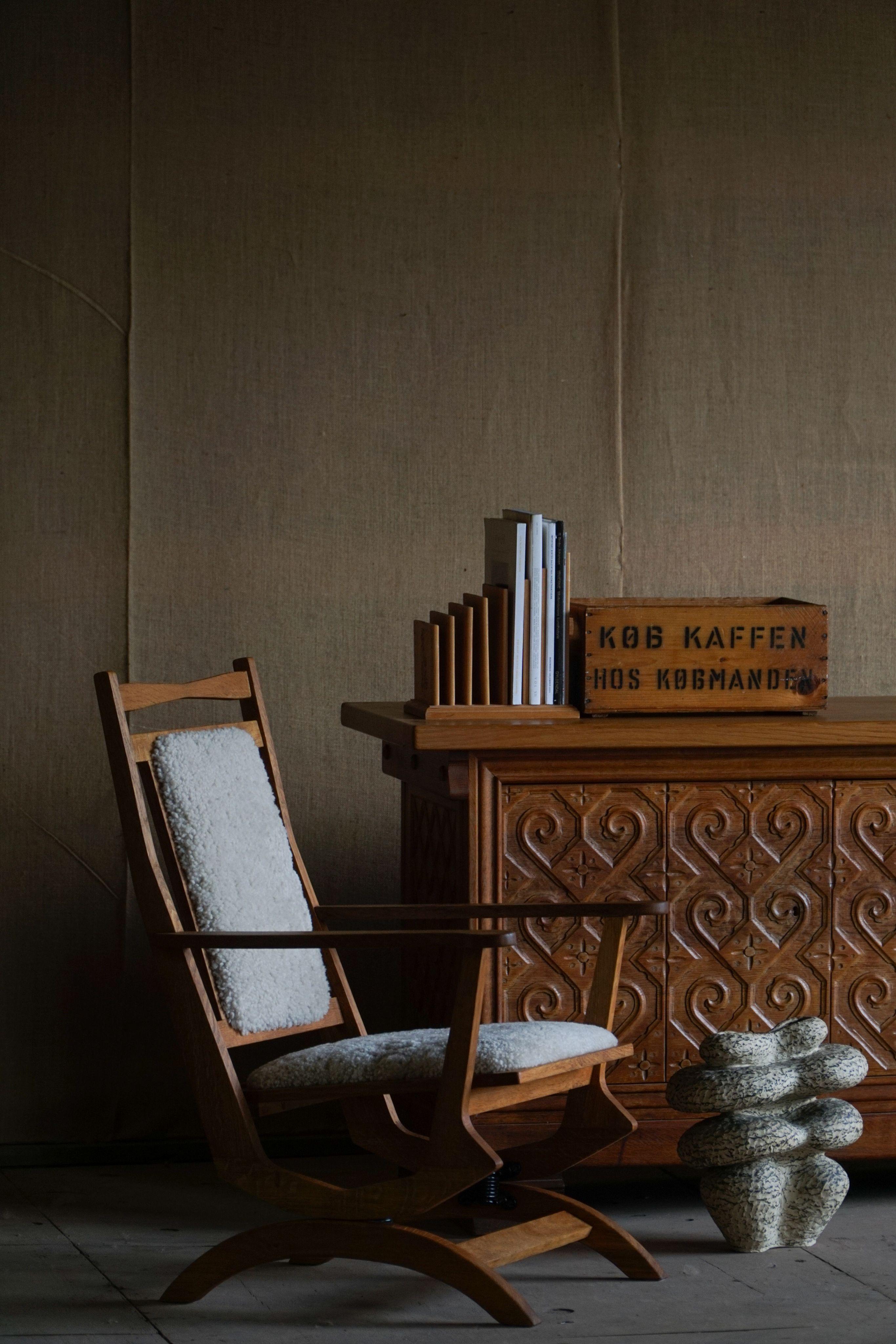 XX secolo Sedia a dondolo danese del Mid Century Modern, Oak, rivestita in lana d'agnello, anni '50 in vendita
