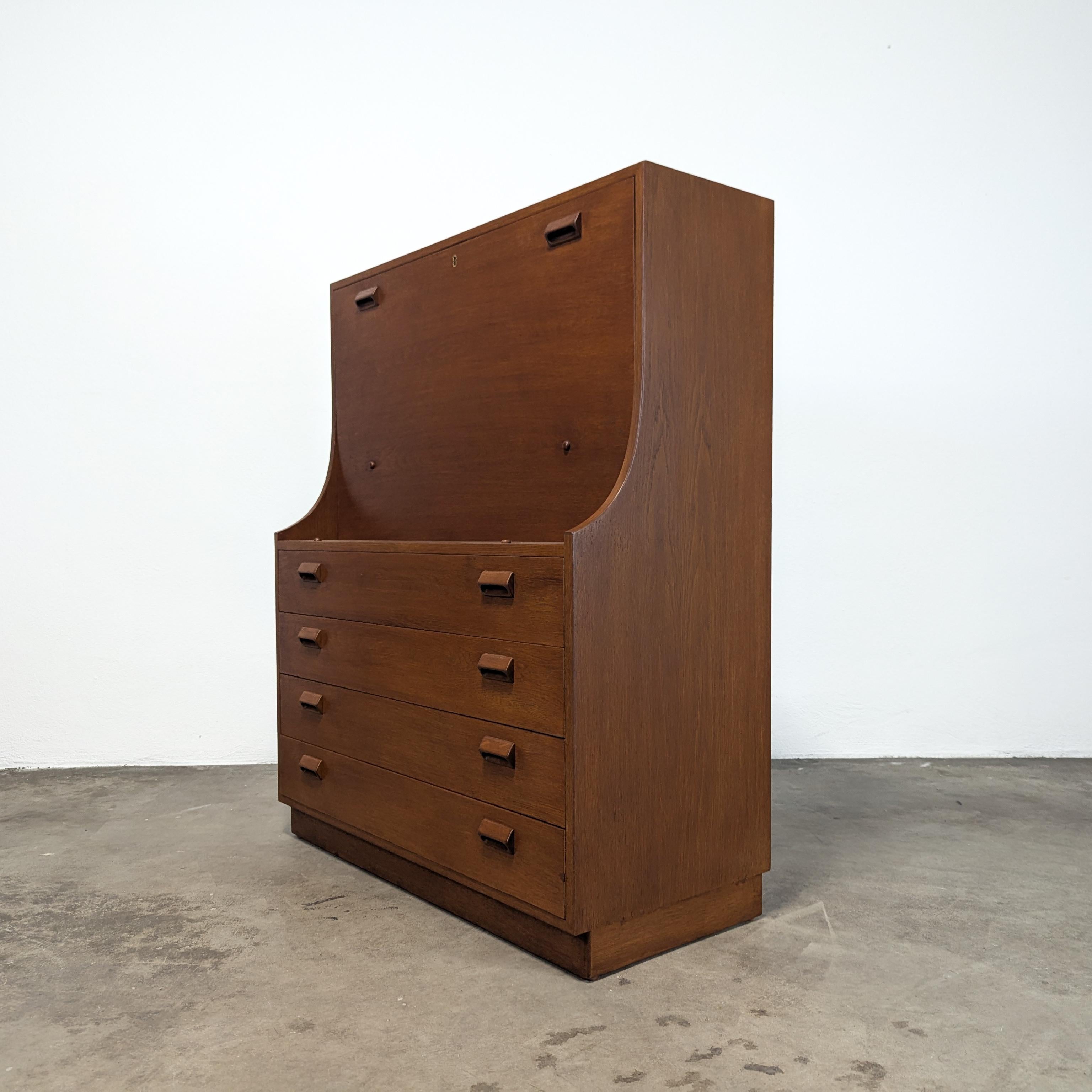 Discover a timeless gem of mid-century design with this exquisite Danish Mid Century Modern Secretary Desk by the renowned Borge Mogensen for Soborg Mobler, crafted in the 1950s. This beautifully refinished piece showcases a warm oak finish,
