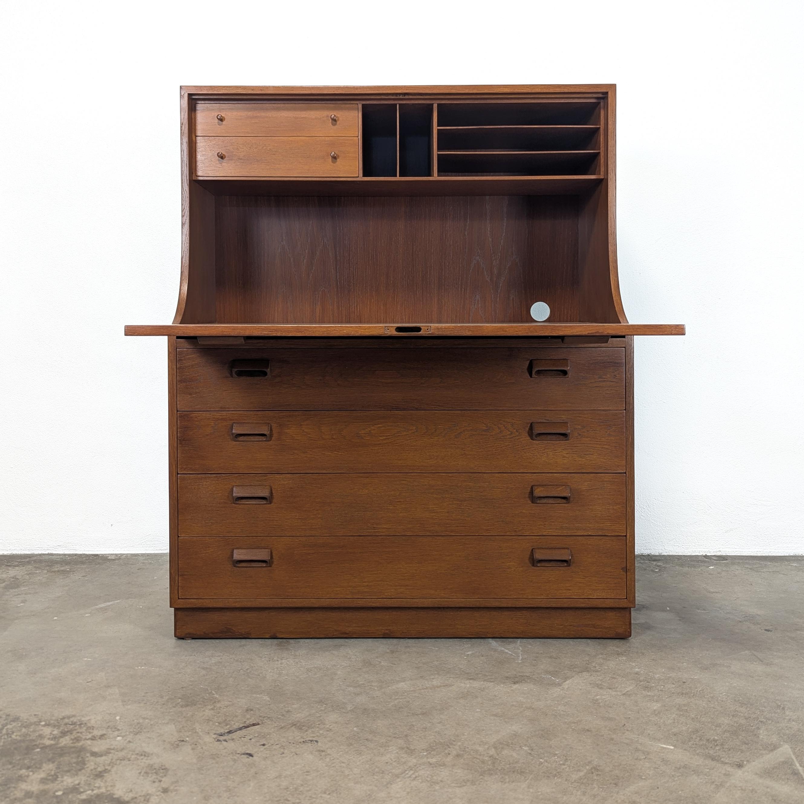 Danish Mid Century Modern Oak Secretary Desk by Borge Mogensen for Søborg Møbler In Excellent Condition For Sale In Chino Hills, CA