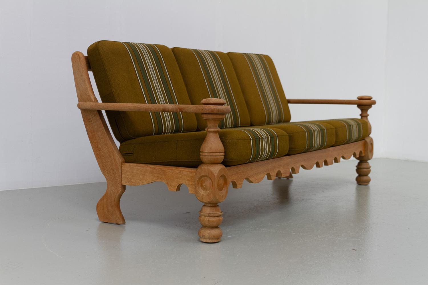 Divano danese di metà secolo in Oak in stile Kjærnulf, anni '60.

Bellissimo divano a tre posti in legno massiccio di quercia bianca nordica e tessuto originale in lana a righe verdi su cuscini a molle.
Prodotto in Danimarca negli anni '60. Il