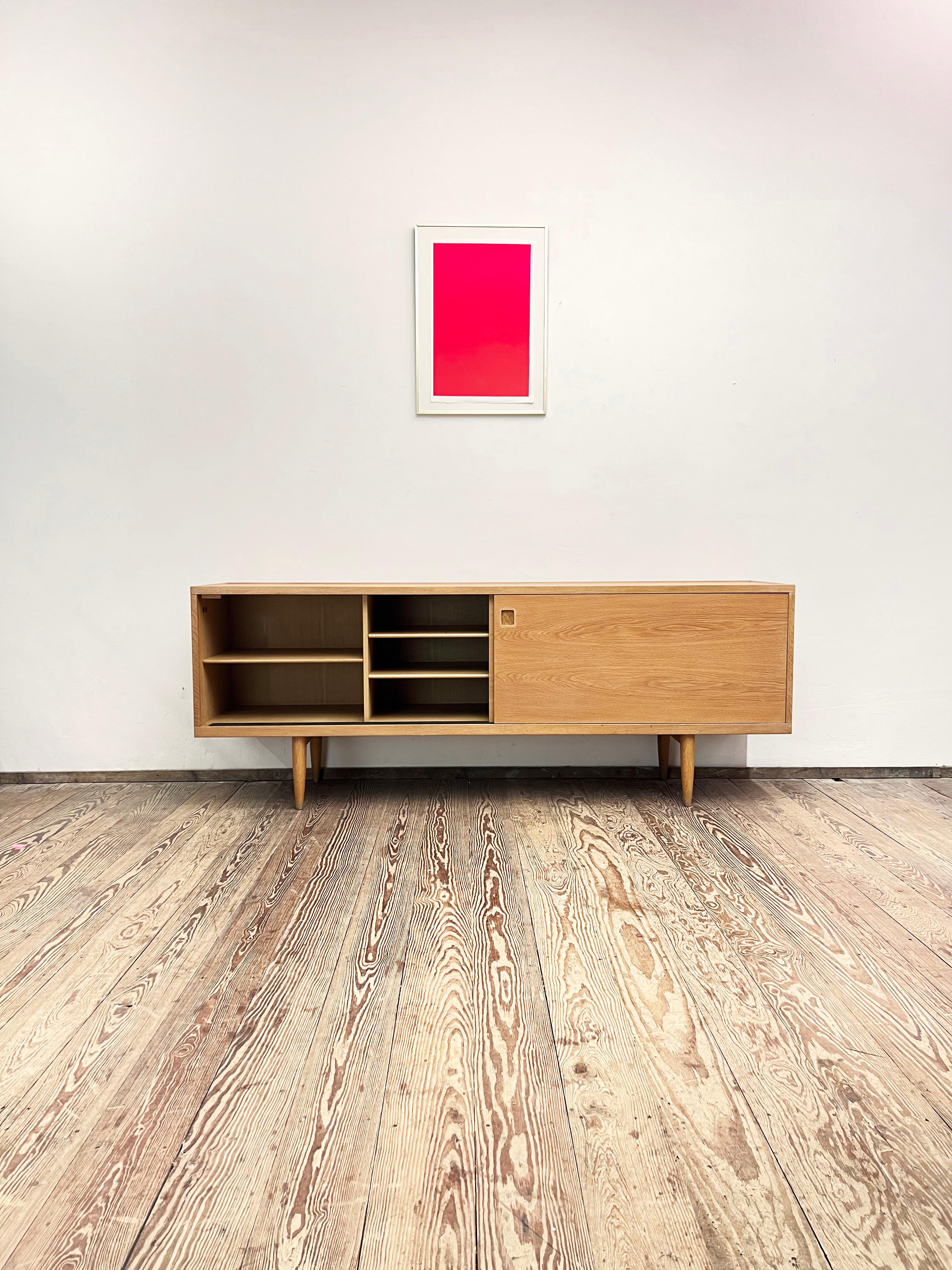 Danish Mid-Century Modern Oak Wood Sideboard, Niels O. Møller for J.L. Moller In Good Condition For Sale In München, Bavaria