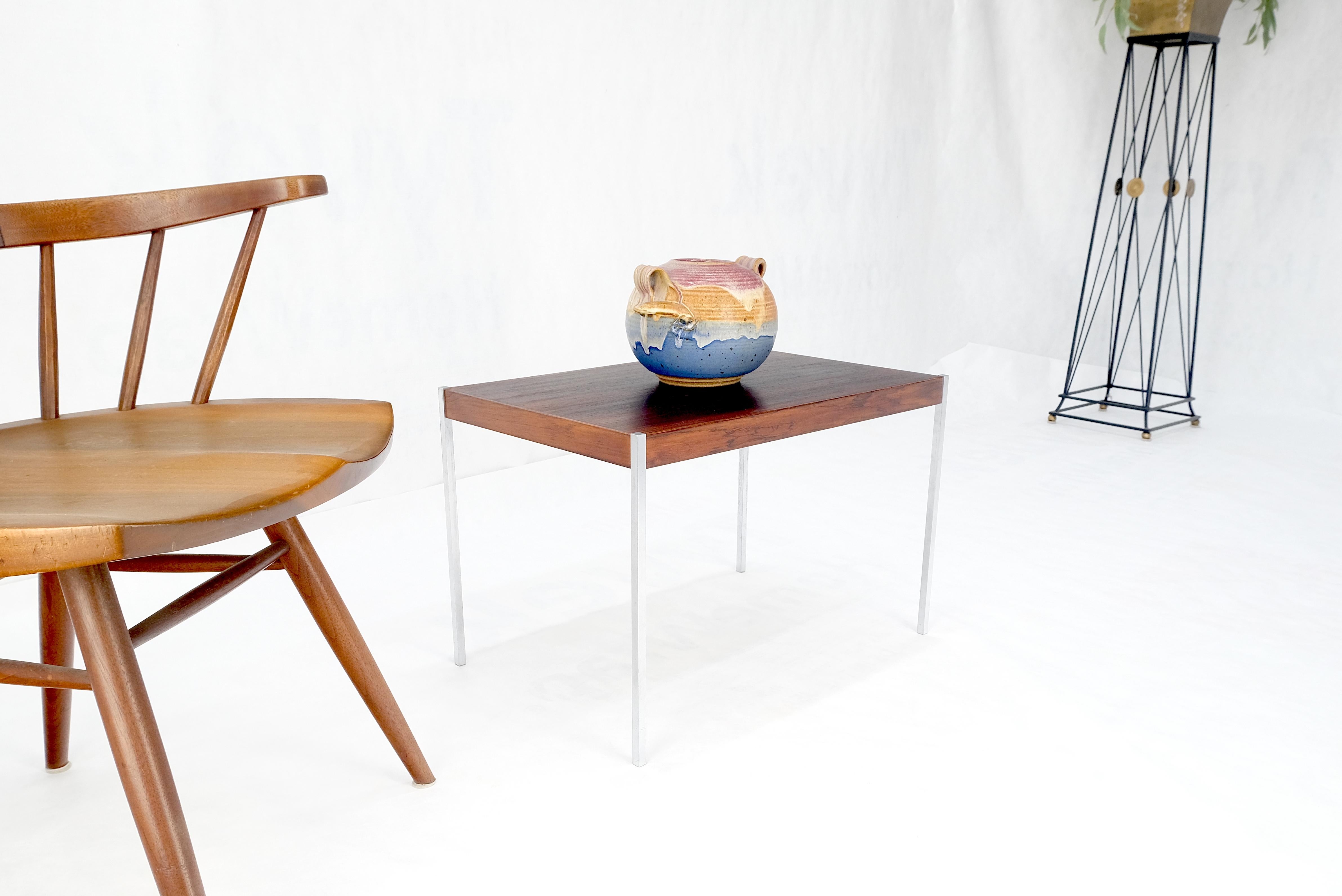 Table d'appoint danoise moderne en palissandre du milieu du siècle dernier avec des pieds solides en chrome à barre carrée.