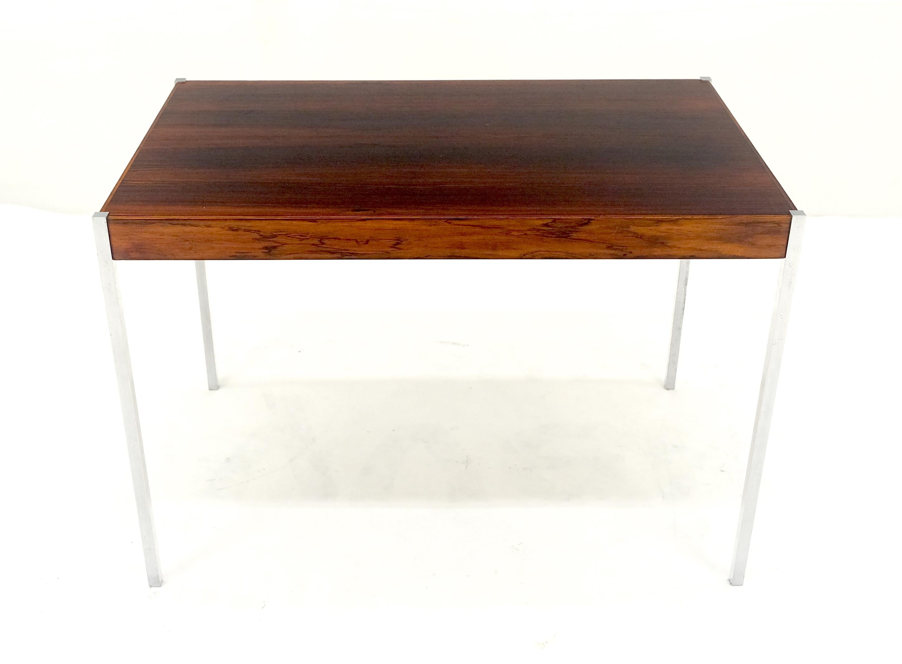 Danois Table d'appoint ou table basse danoise moderne du milieu du siècle dernier en bois de rose en vente