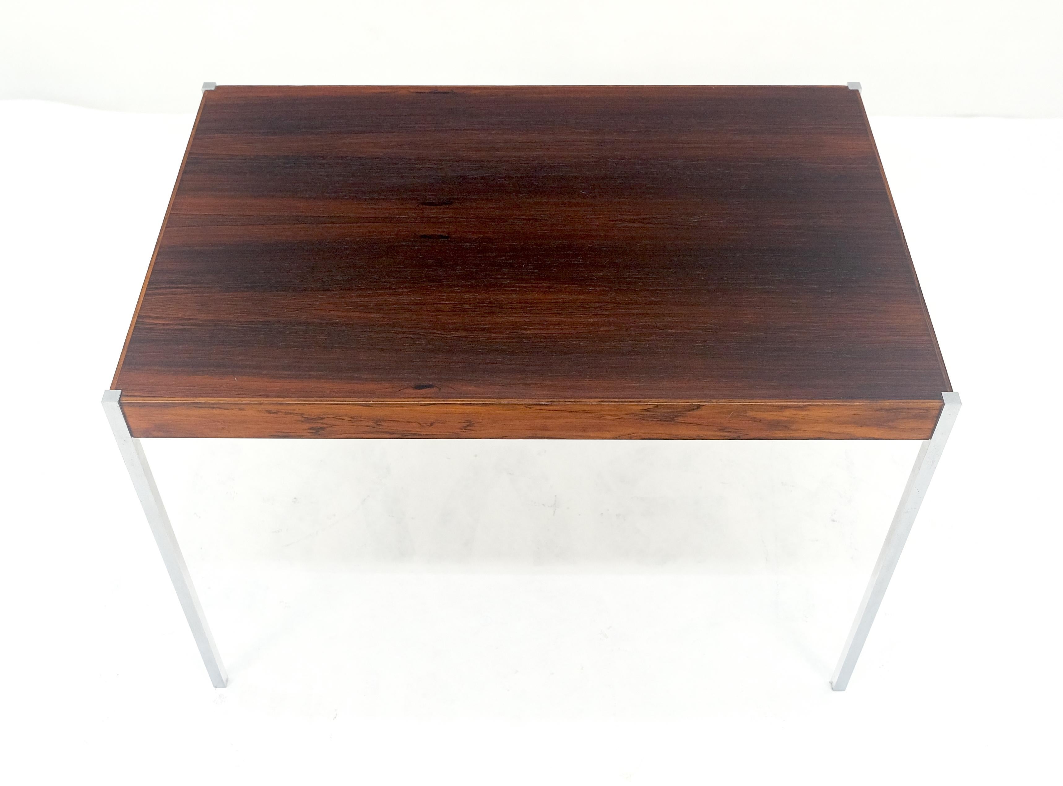 20ième siècle Table d'appoint ou table basse danoise moderne du milieu du siècle dernier en bois de rose en vente
