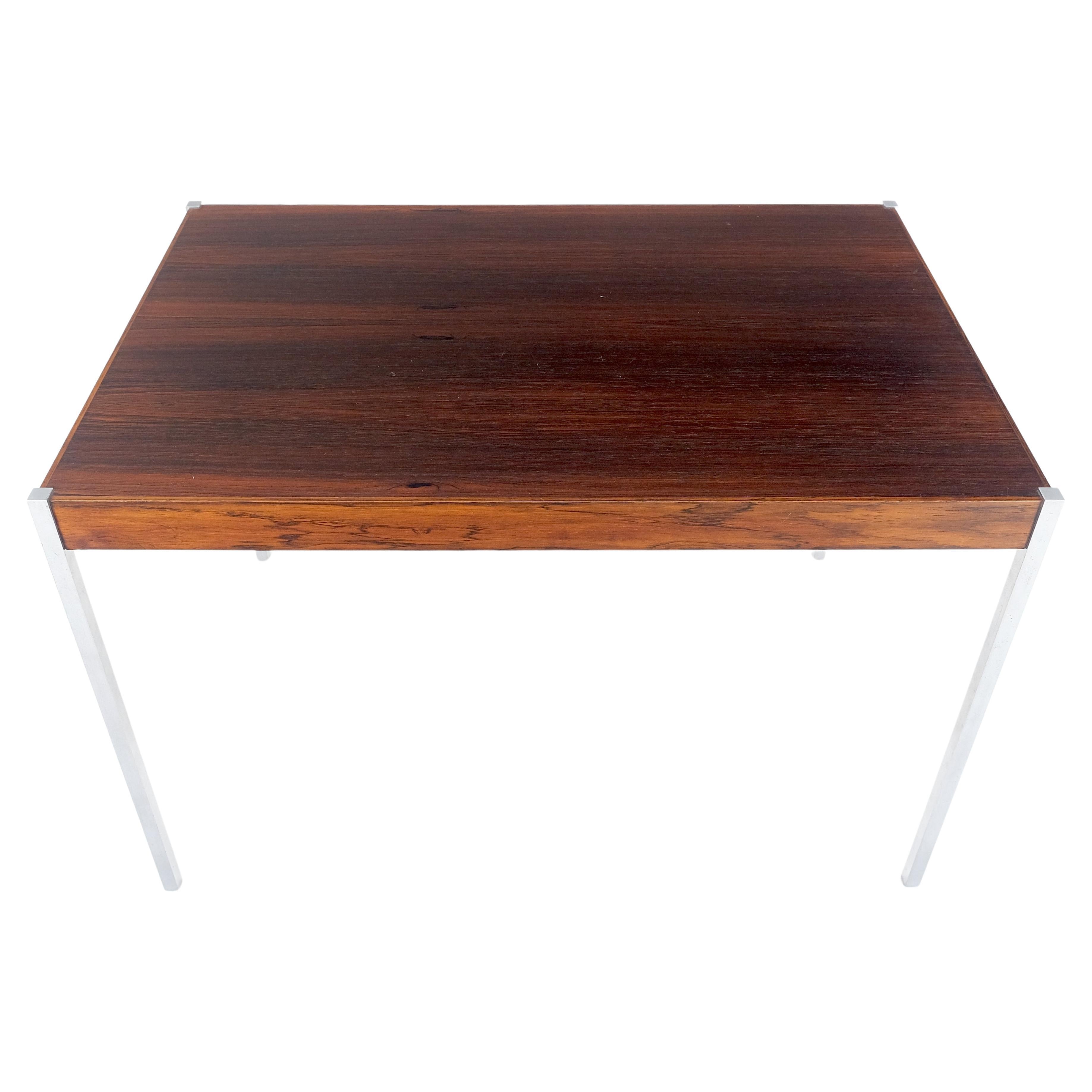 Table d'appoint ou table basse danoise moderne du milieu du siècle dernier en bois de rose
