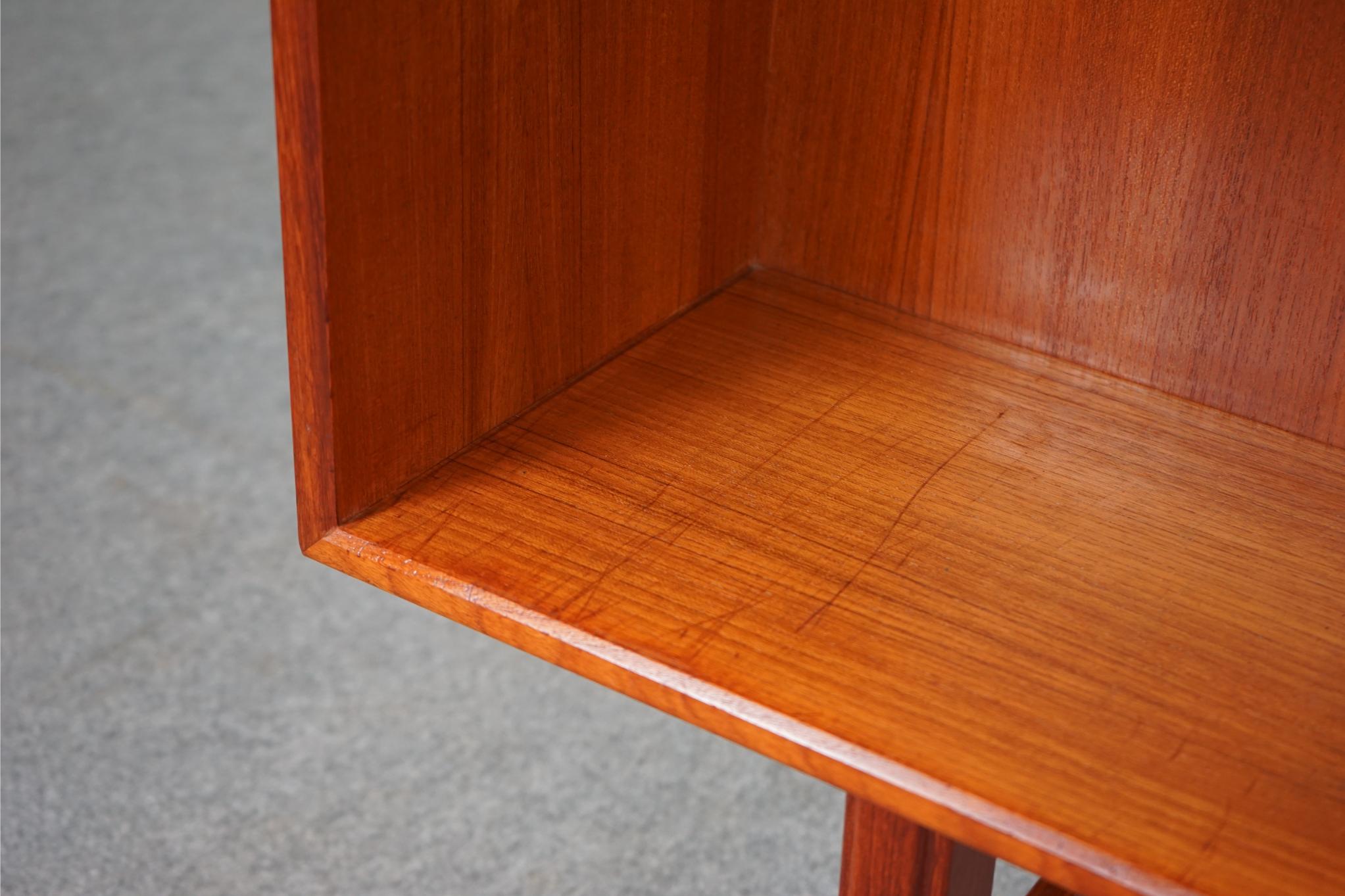 Dänischer Mid-Century Modern Omann Jun-Schreibtisch aus Teakholz, Modell 76 im Angebot 3