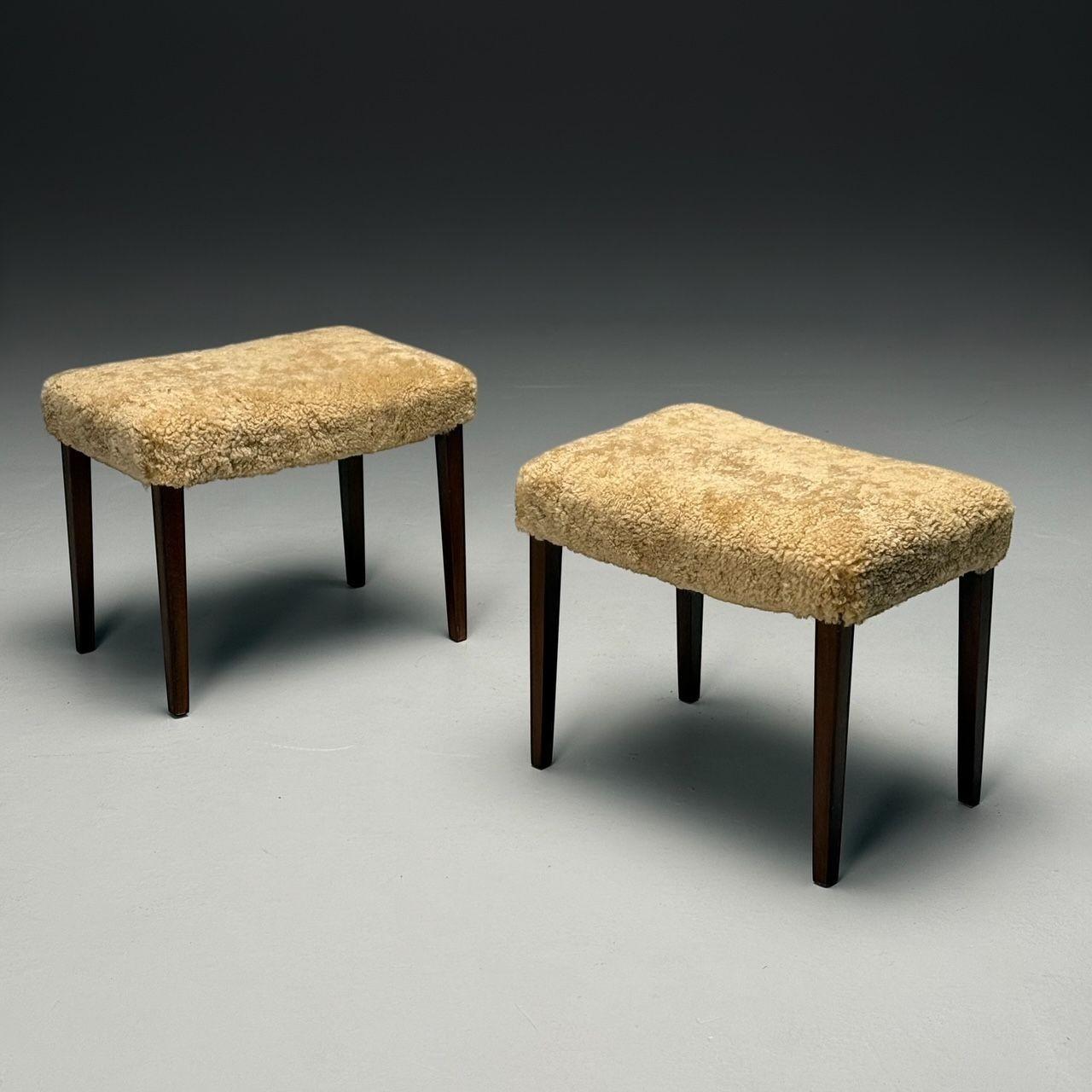 Style Frits Henningsen, Ottomans ou poufs, peau de mouton miel, acajou, Danemark, années 1950

Paire de poufs ou ottomans en acajou et peau de mouton véritable, produits au Danemark vers les années 1950, rappelant le travail de Frits