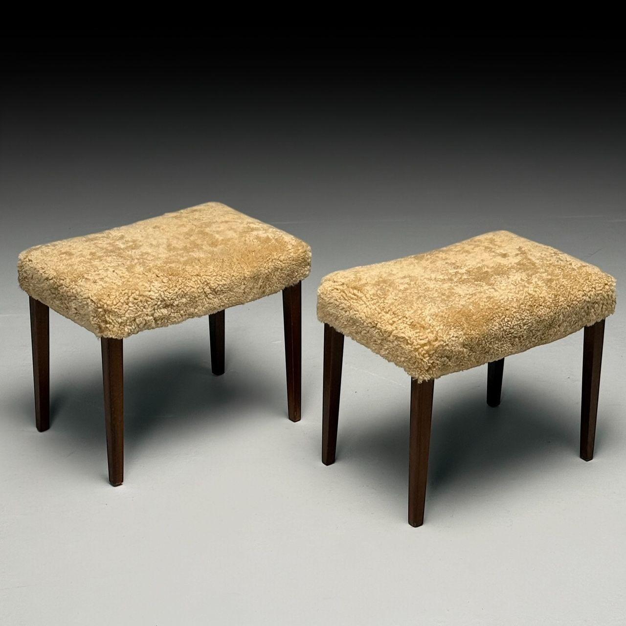 Mid-Century Modern Ottomans danois de style The Modernity, en shearling Honey, acajou, Danemark, années 1950 en vente