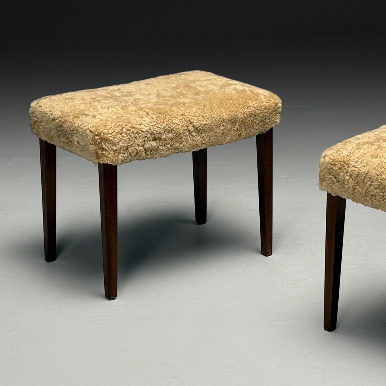 Danois Ottomans danois de style The Modernity, en shearling Honey, acajou, Danemark, années 1950 en vente