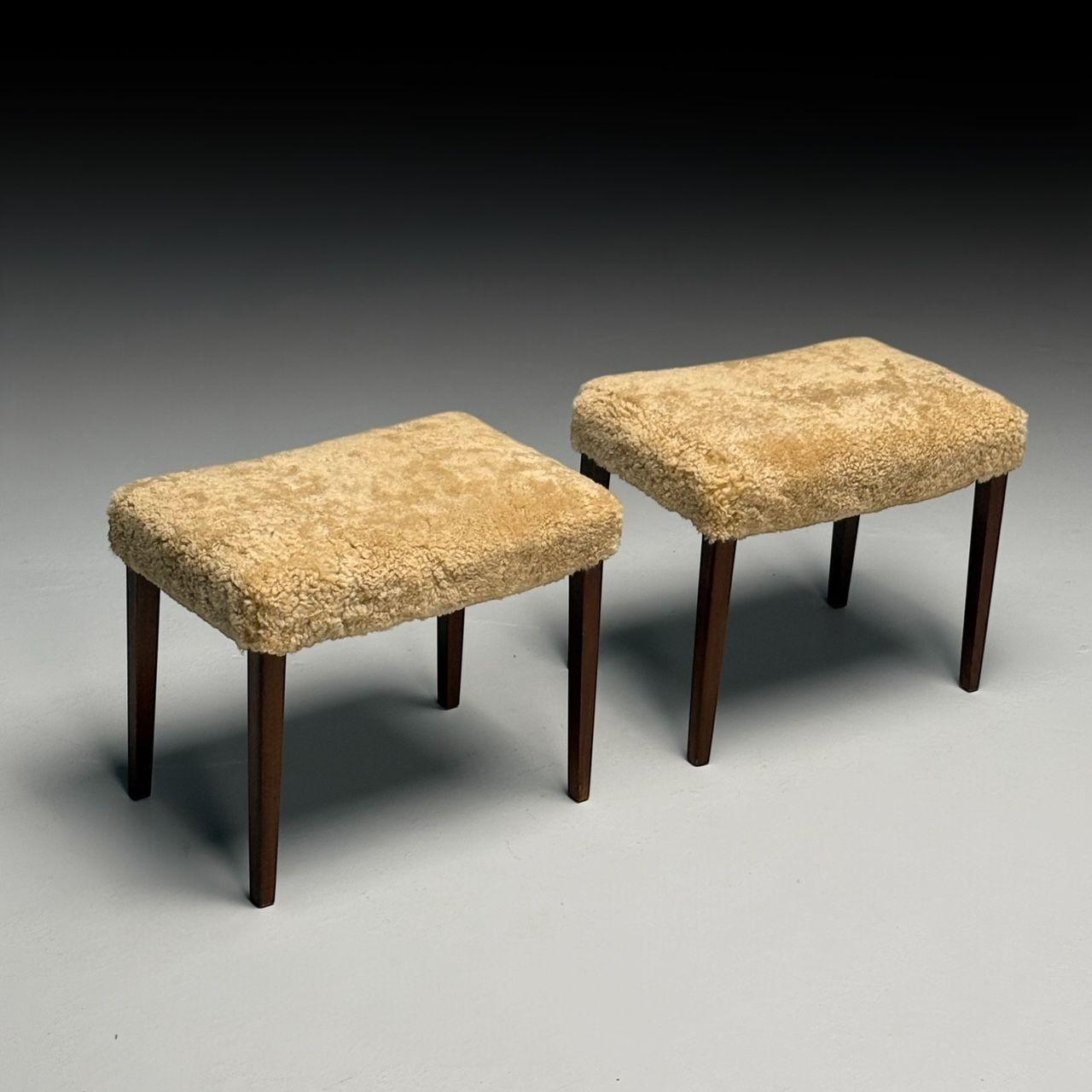 Milieu du XXe siècle Ottomans danois de style The Modernity, en shearling Honey, acajou, Danemark, années 1950 en vente