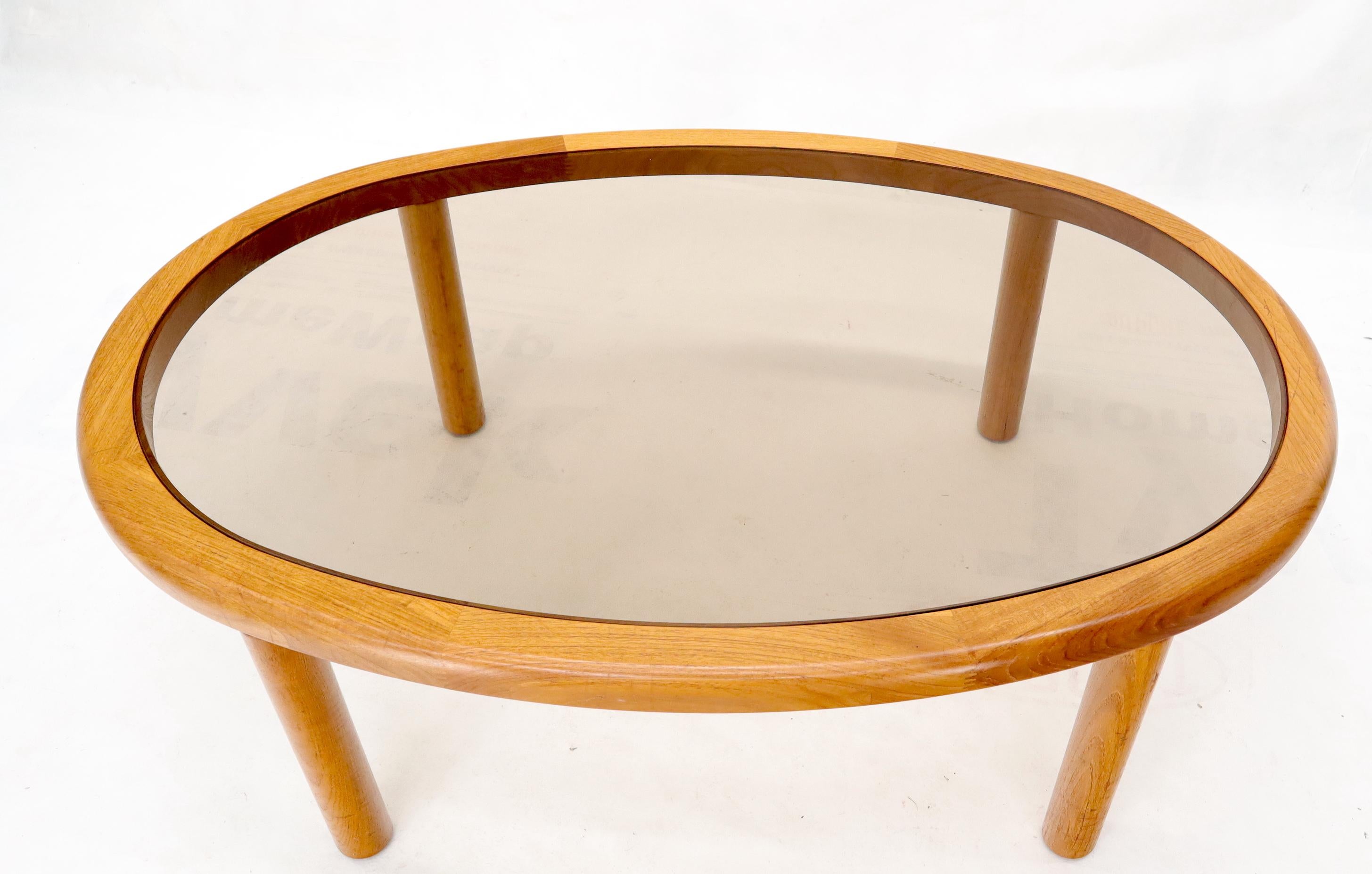 Mid-Century Modern Table basse ovale danoise moderne du milieu du siècle dernier, avec plateau en verre fumé en vente