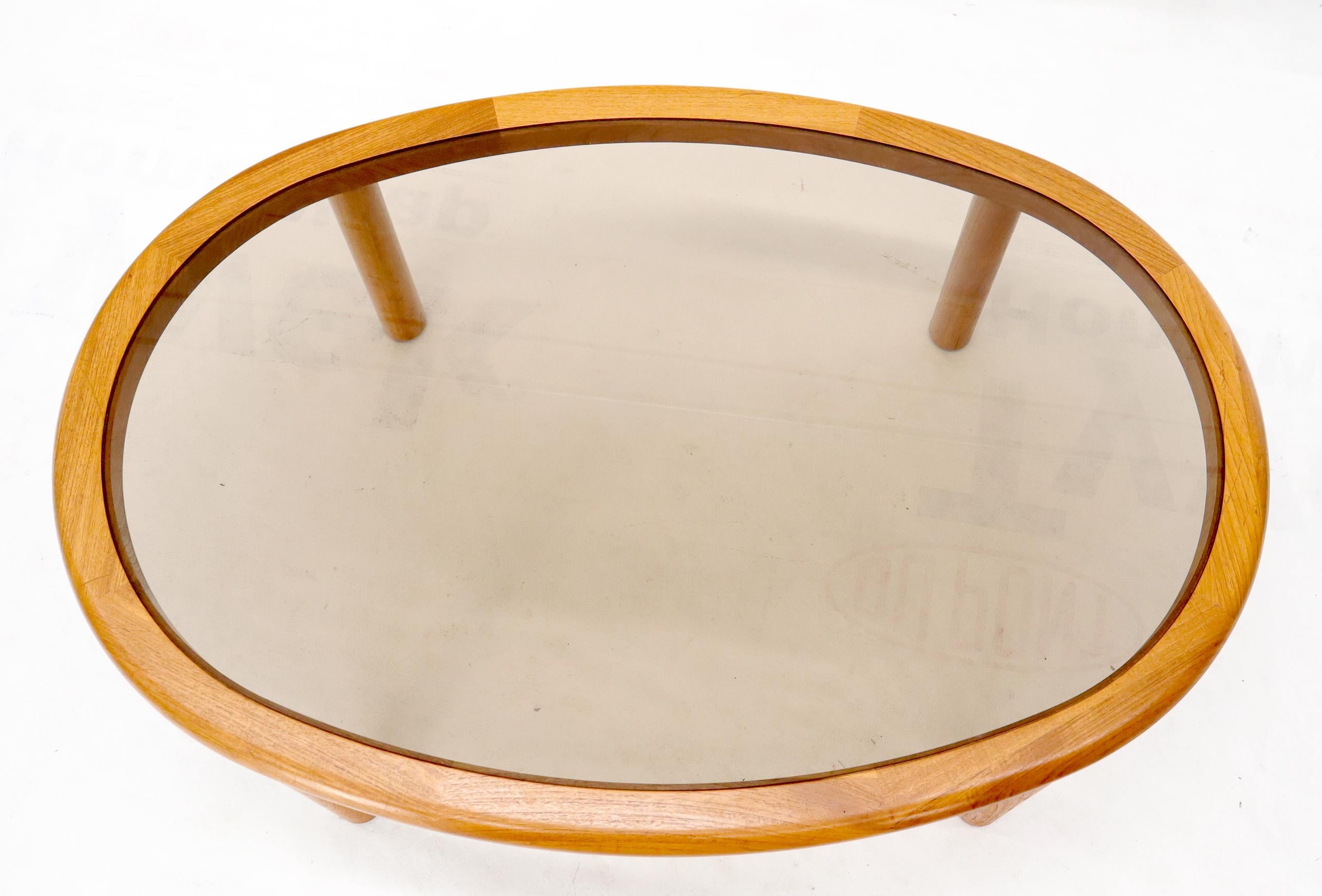 Mesa de centro ovalada danesa de mediados de siglo con tapa de cristal ahumado siglo XX en venta