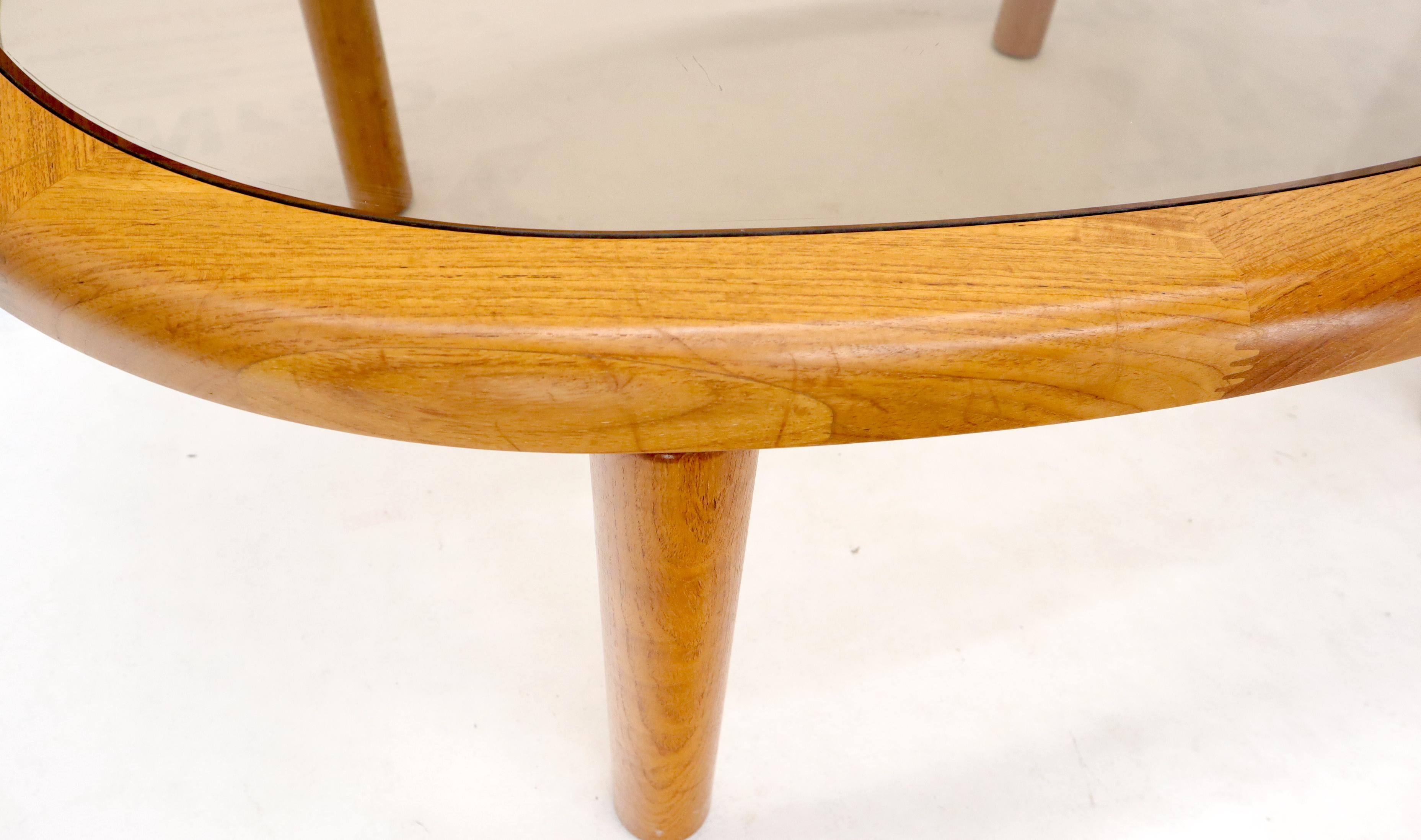 Mesa de centro ovalada danesa de mediados de siglo con tapa de cristal ahumado Teca en venta