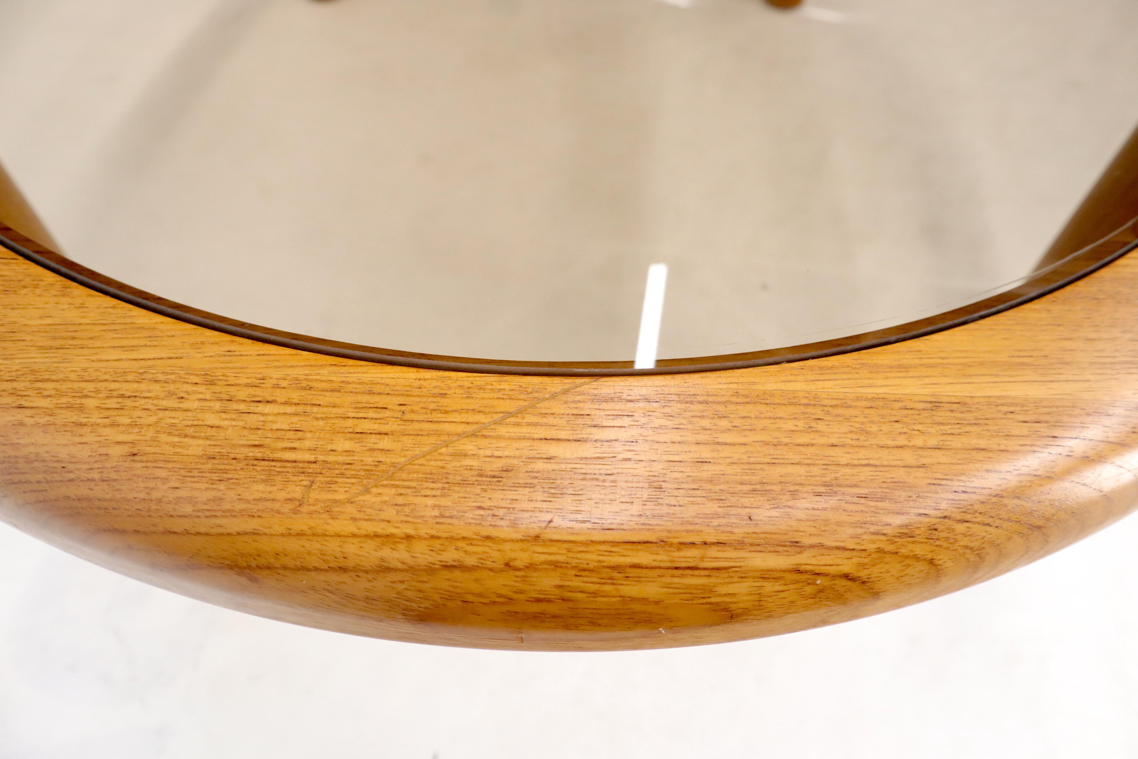 Table basse ovale danoise moderne du milieu du siècle dernier, avec plateau en verre fumé en vente 1