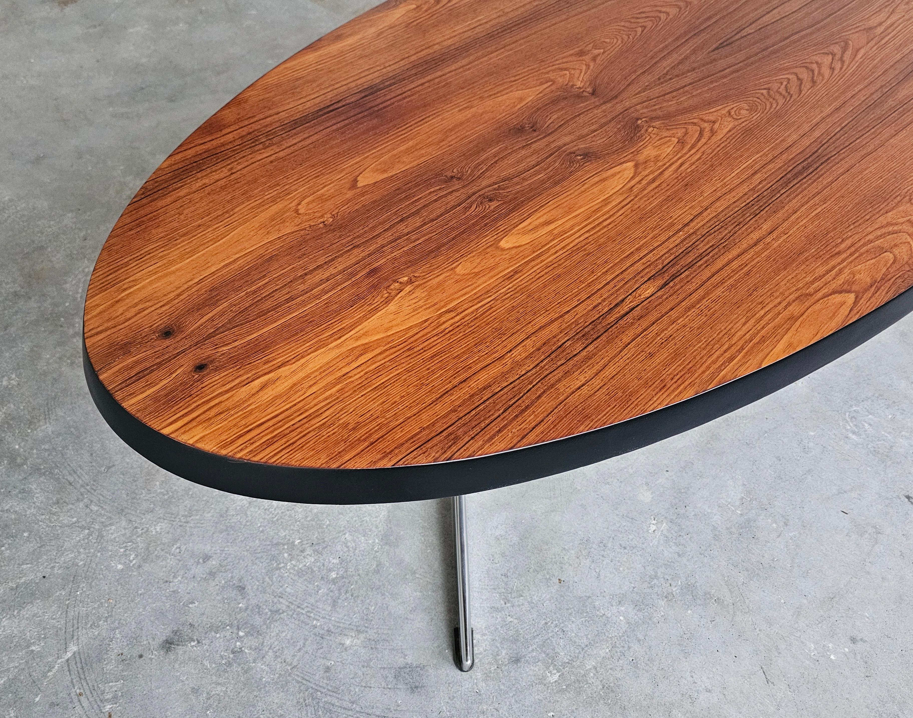 Table basse ovale danoise moderne du milieu du siècle dernier avec plateau en placage et pieds chromés en vente 4