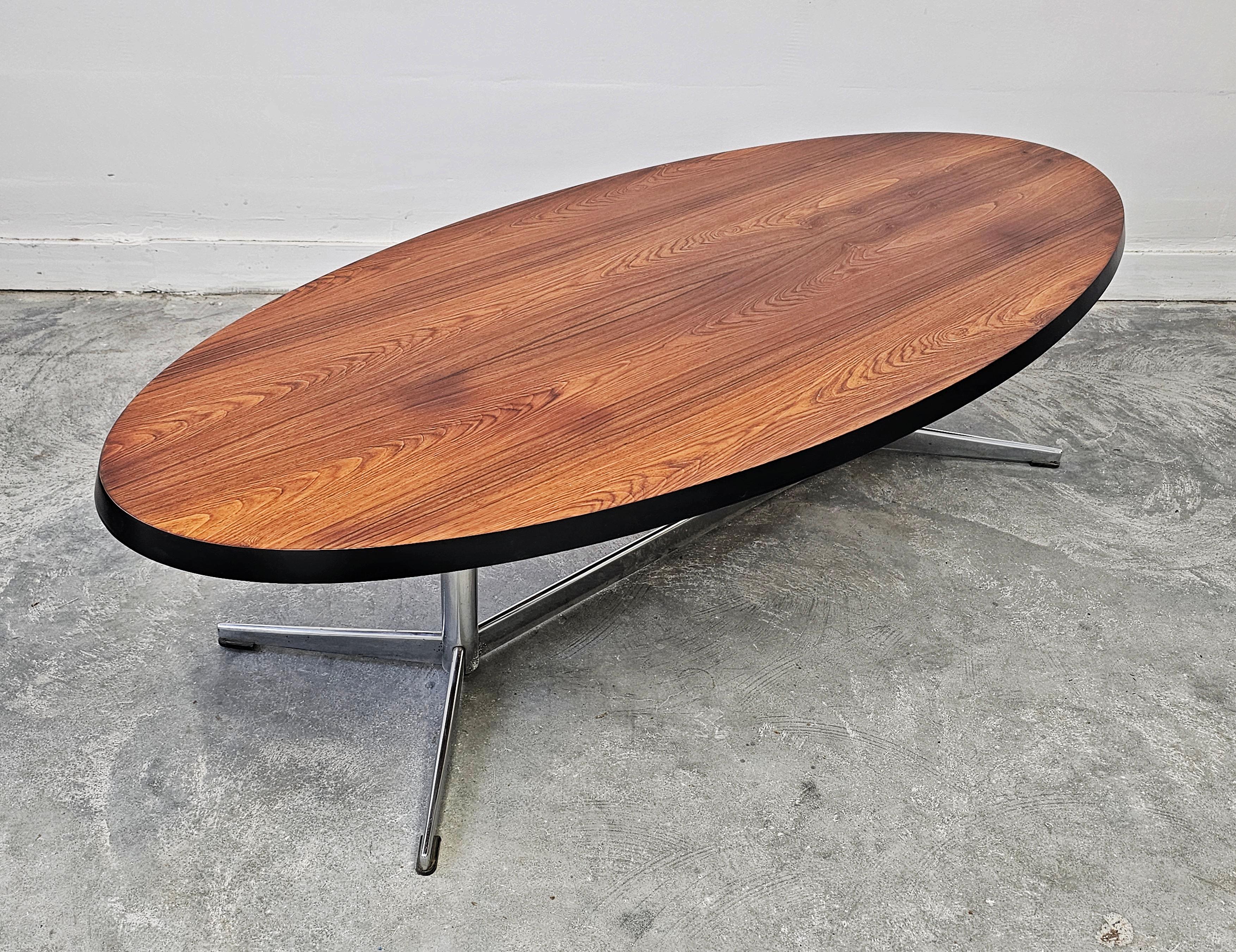Table basse ovale danoise moderne du milieu du siècle dernier avec plateau en placage et pieds chromés en vente 5