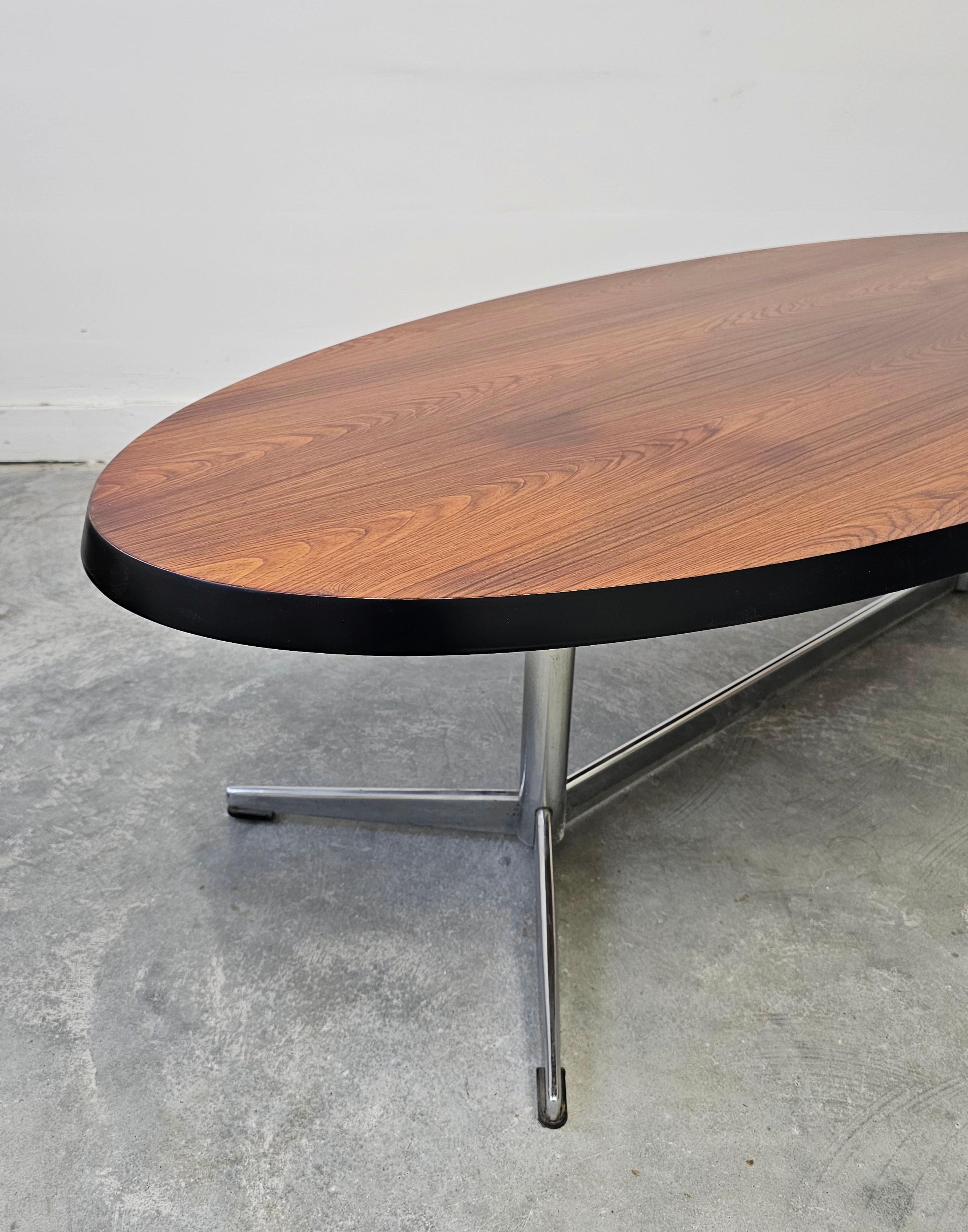 Table basse ovale danoise moderne du milieu du siècle dernier avec plateau en placage et pieds chromés en vente 6