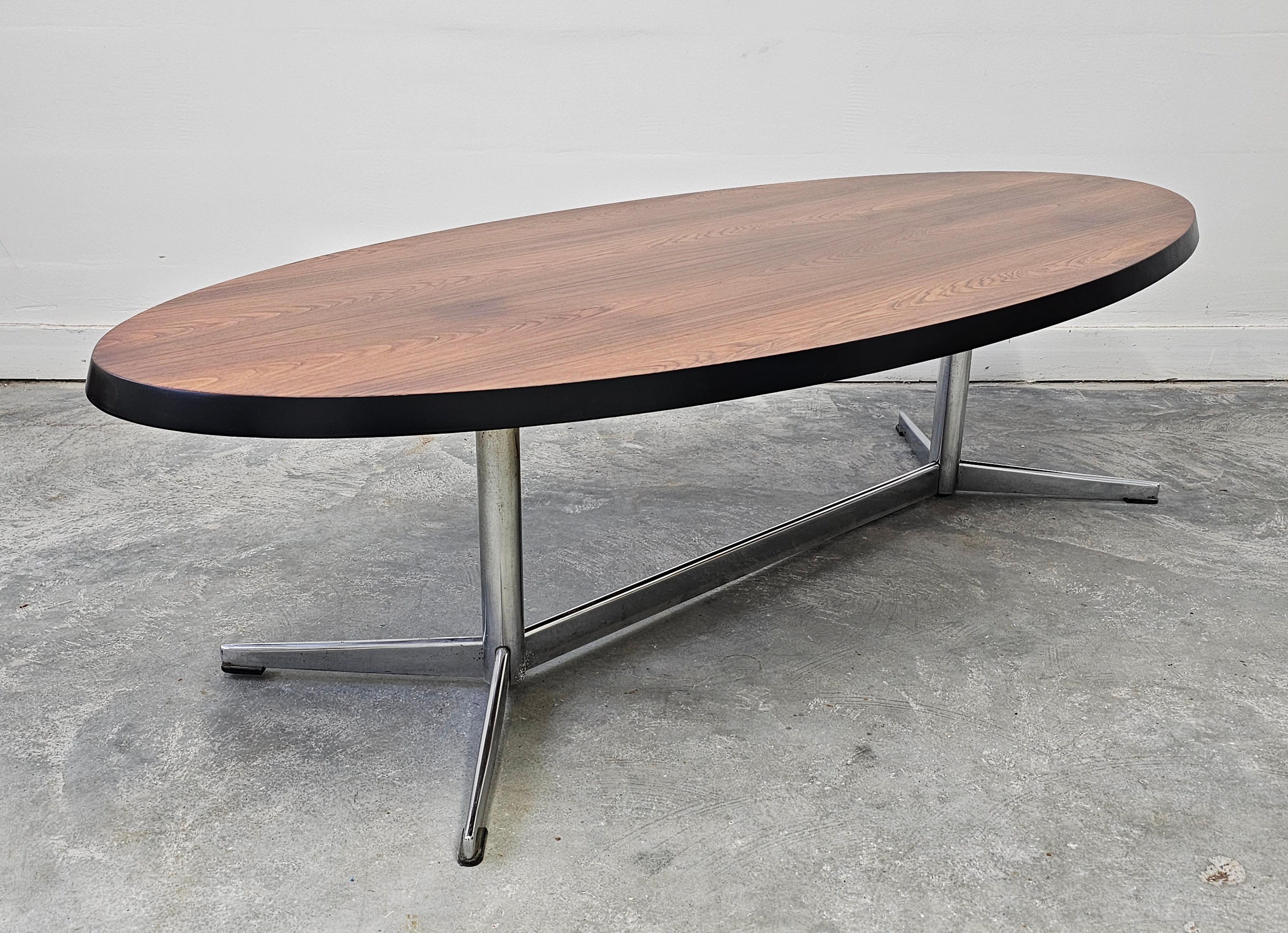 Table basse ovale danoise moderne du milieu du siècle dernier avec plateau en placage et pieds chromés en vente 7