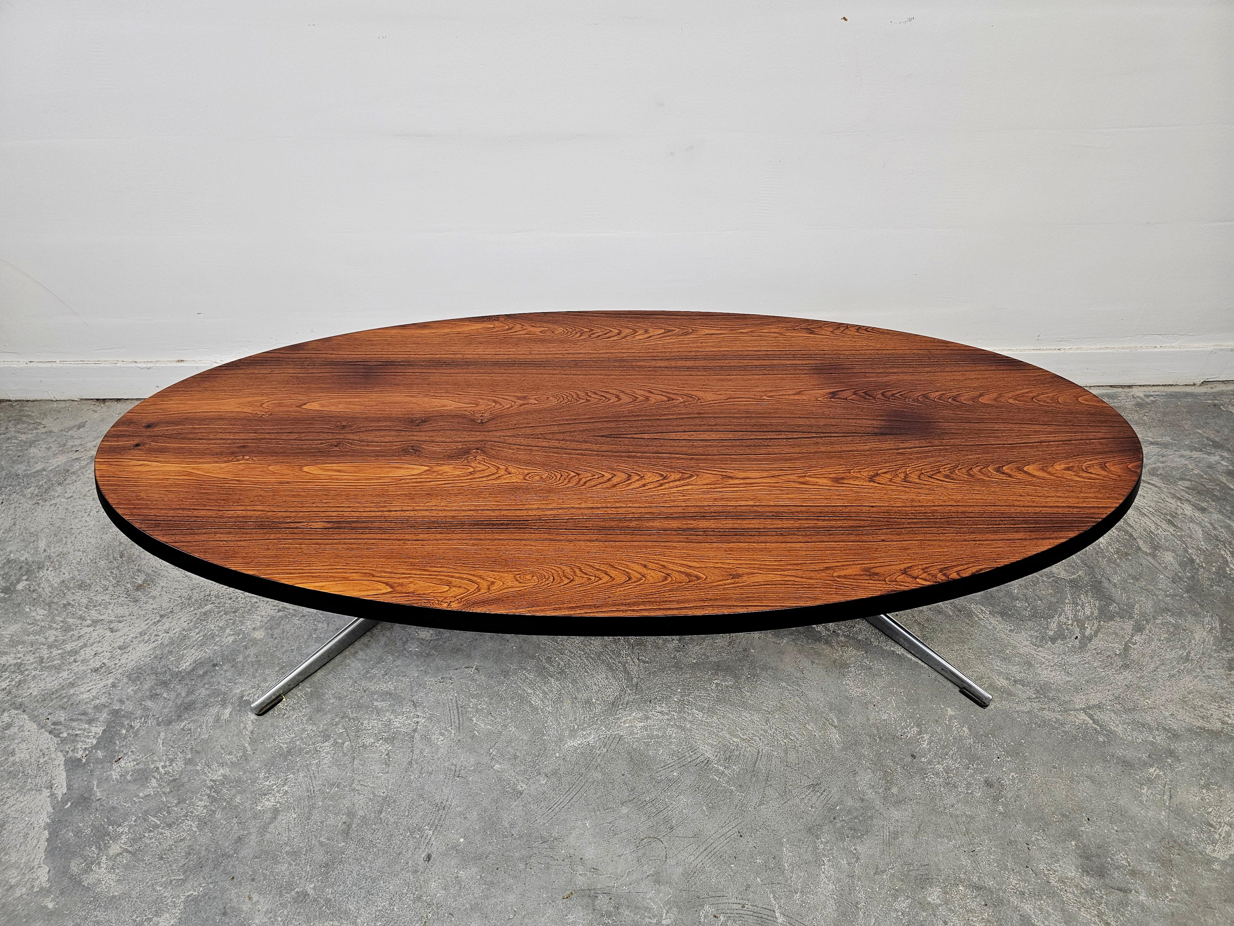 Mid-Century Modern Table basse ovale danoise moderne du milieu du siècle dernier avec plateau en placage et pieds chromés en vente