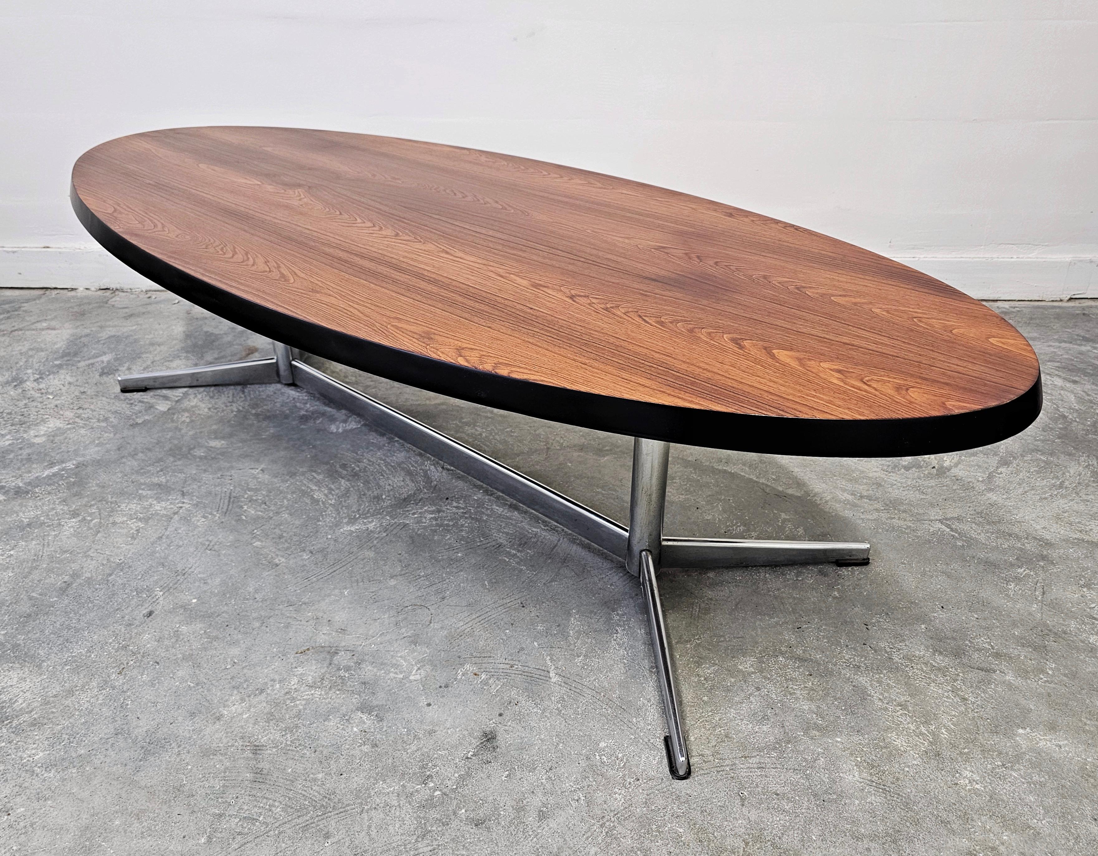 Danois Table basse ovale danoise moderne du milieu du siècle dernier avec plateau en placage et pieds chromés en vente