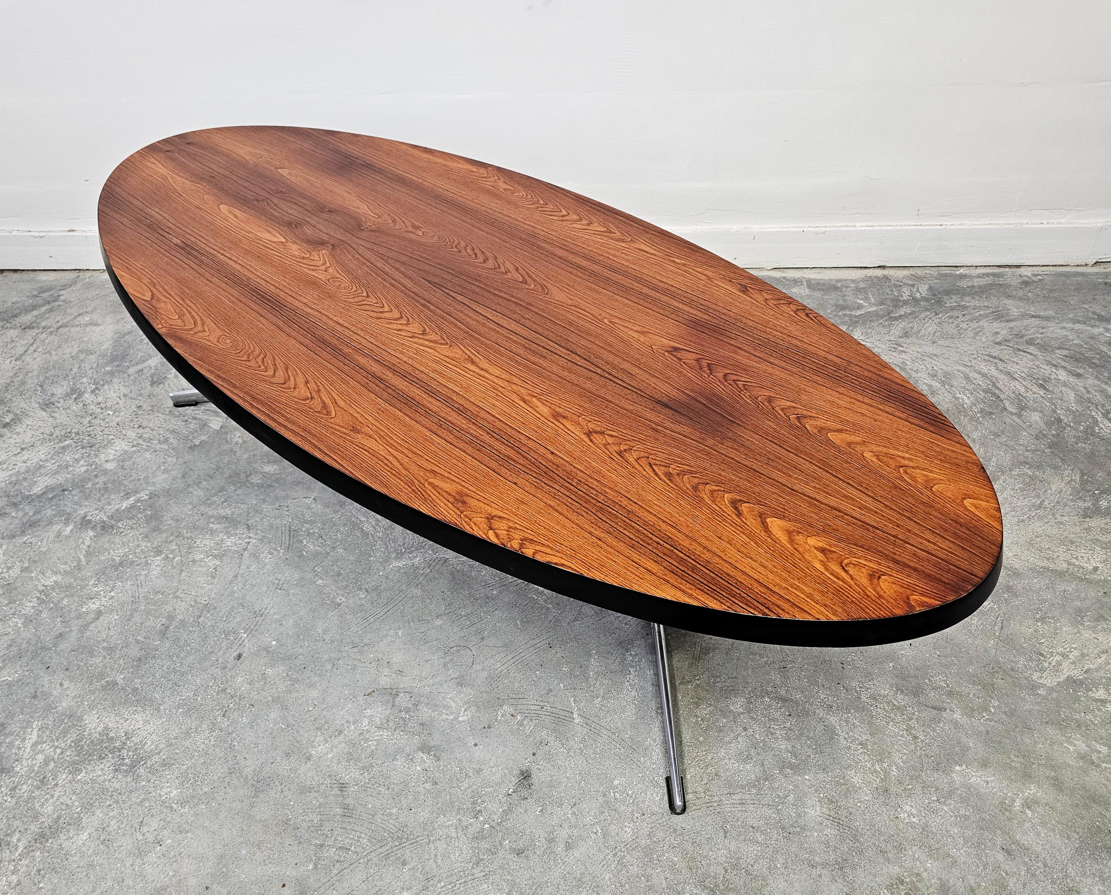 Table basse ovale danoise moderne du milieu du siècle dernier avec plateau en placage et pieds chromés Bon état - En vente à Beograd, RS