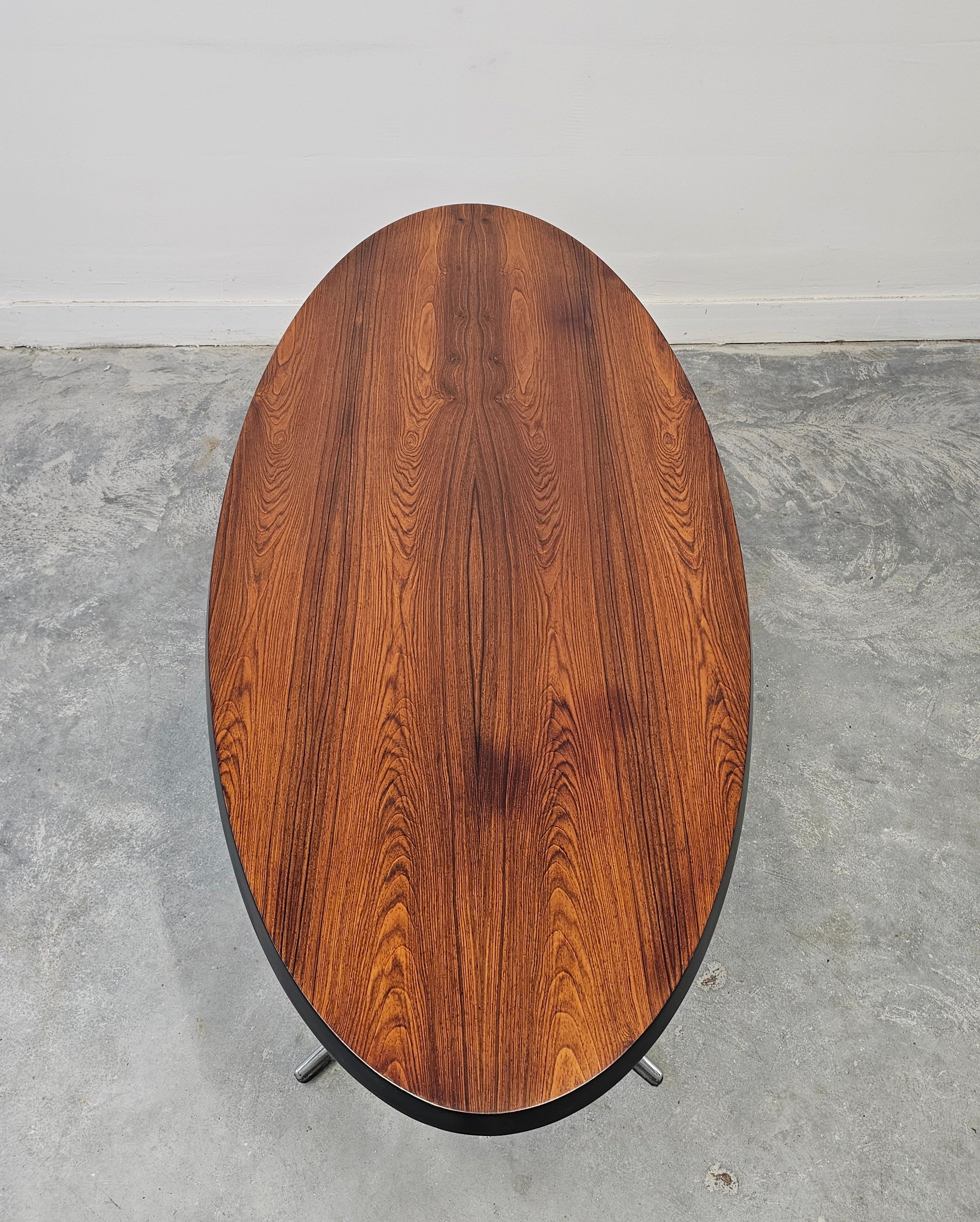 Milieu du XXe siècle Table basse ovale danoise moderne du milieu du siècle dernier avec plateau en placage et pieds chromés en vente