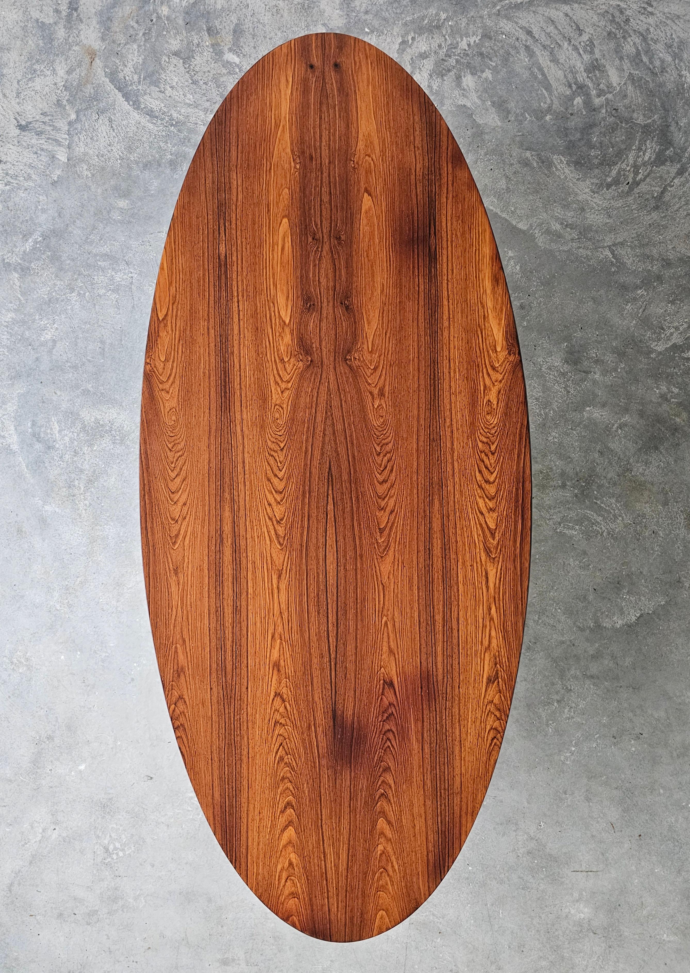 Table basse ovale danoise moderne du milieu du siècle dernier avec plateau en placage et pieds chromés en vente 1