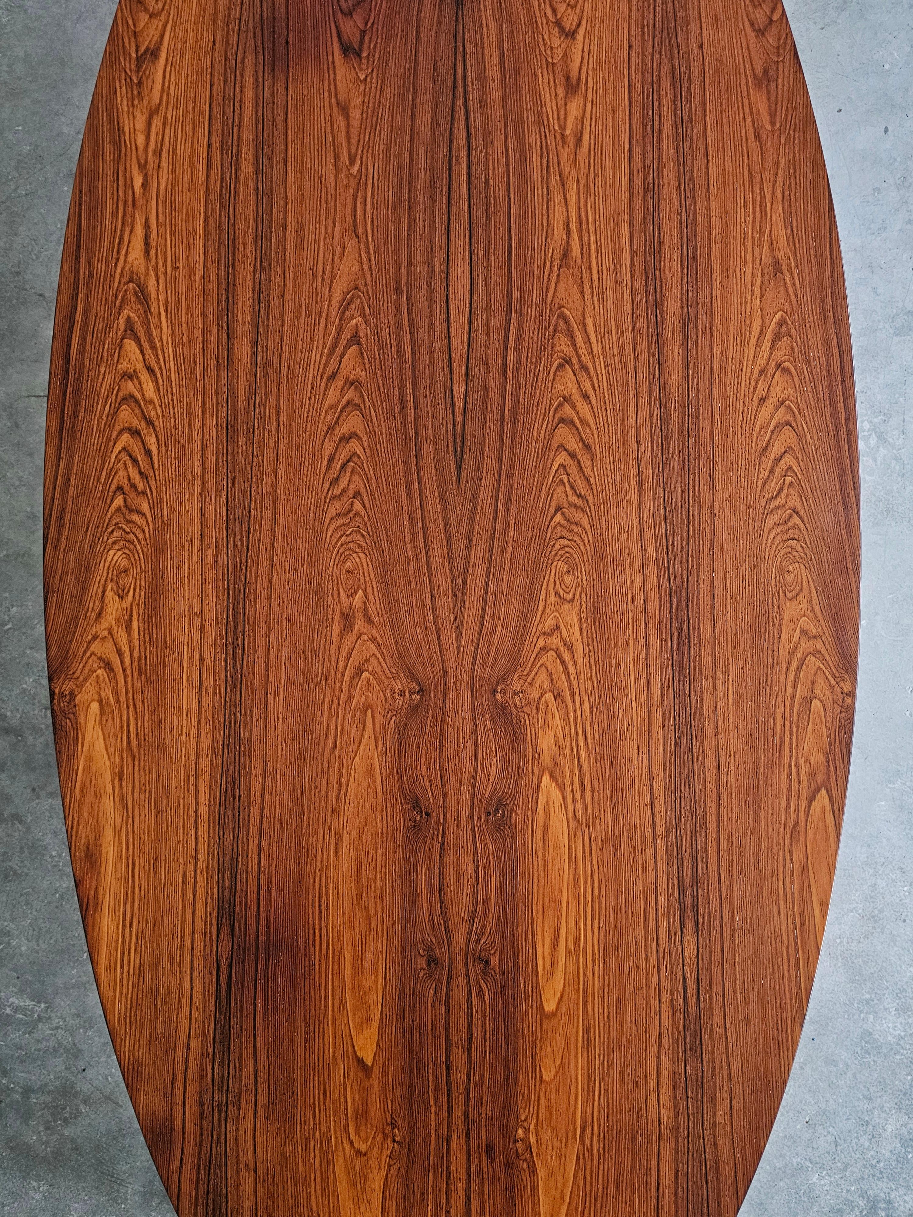 Table basse ovale danoise moderne du milieu du siècle dernier avec plateau en placage et pieds chromés en vente 2